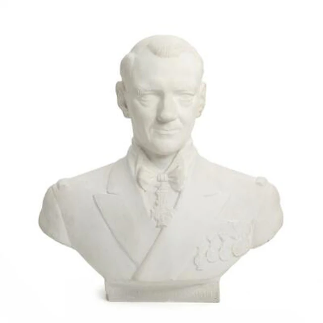 Hans W. Larsen: Bust in plaster depicting King Frederik IX of Denmark.