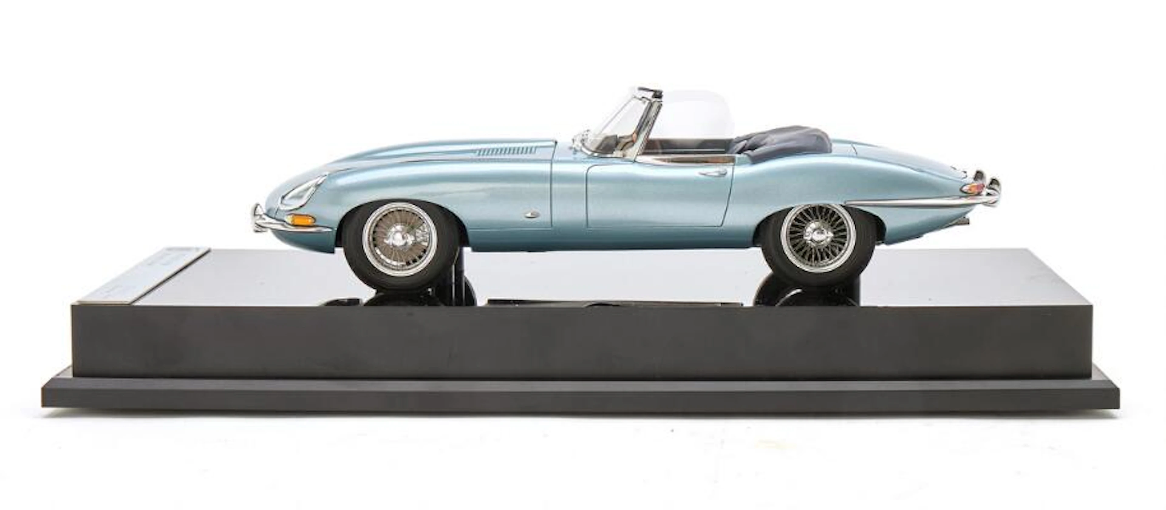 Amalgam: Model car scale 1/18 Jaguar E type blue in box. – Bruun Rasmussen