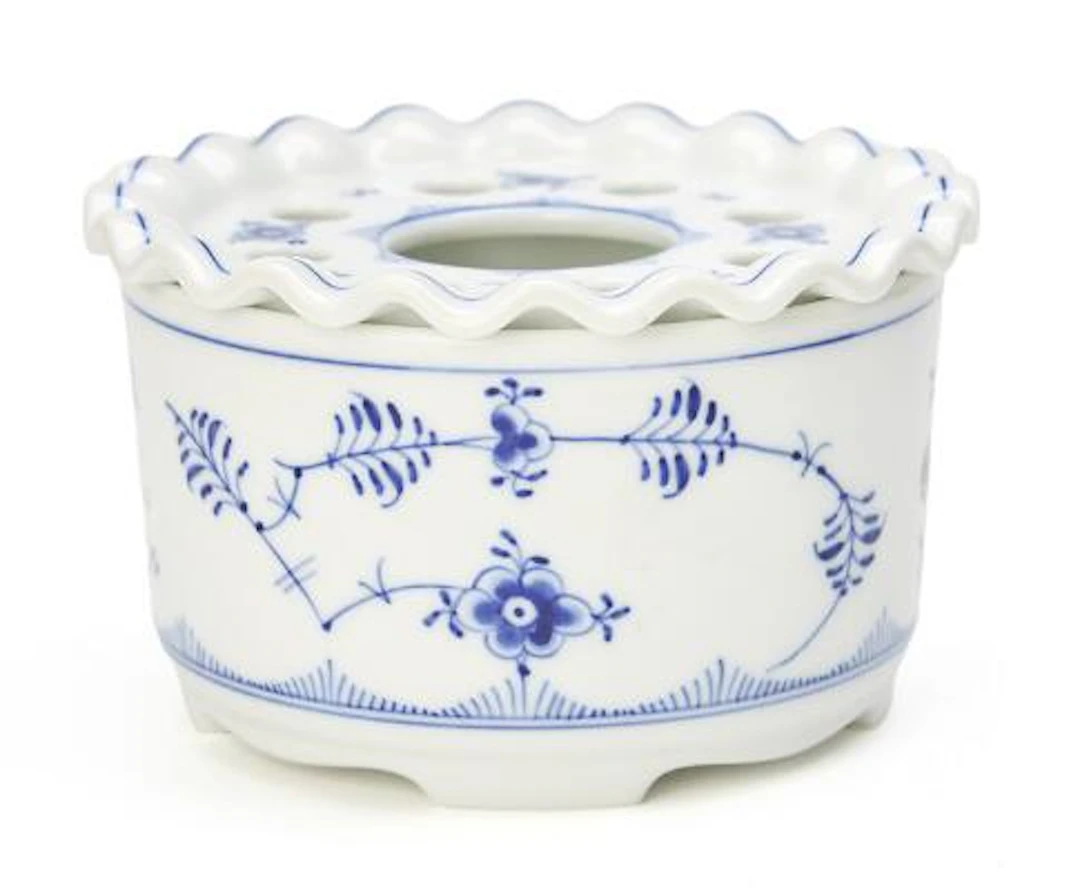 "Blue Fluted" porcelain brazier, decorated in underglaze blue. 9787.