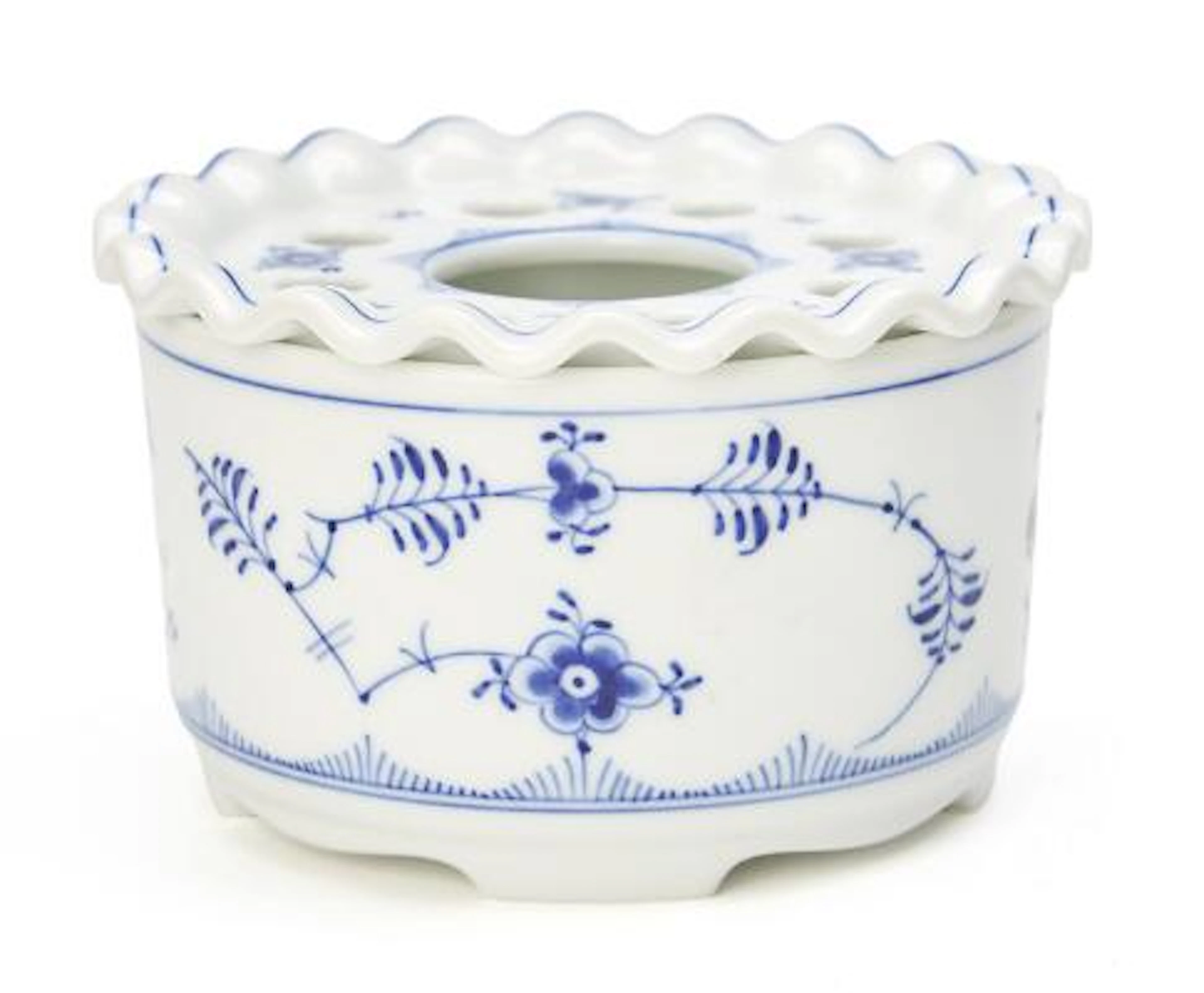 "Blue Fluted" porcelain brazier, decorated in underglaze blue. 9787.