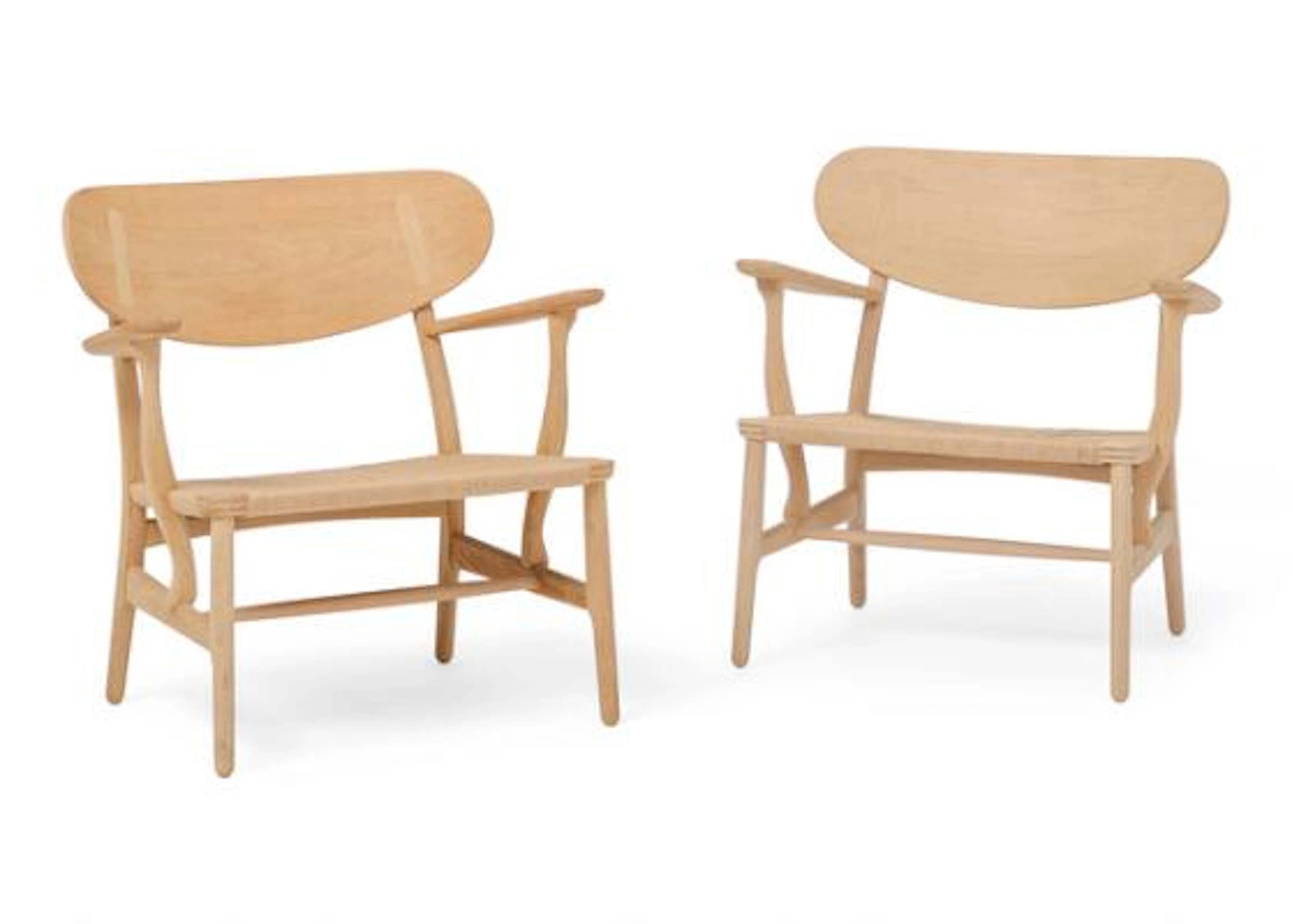Hans J. Wegner: "CH 22". A pair of easy chairs with oak frame and
