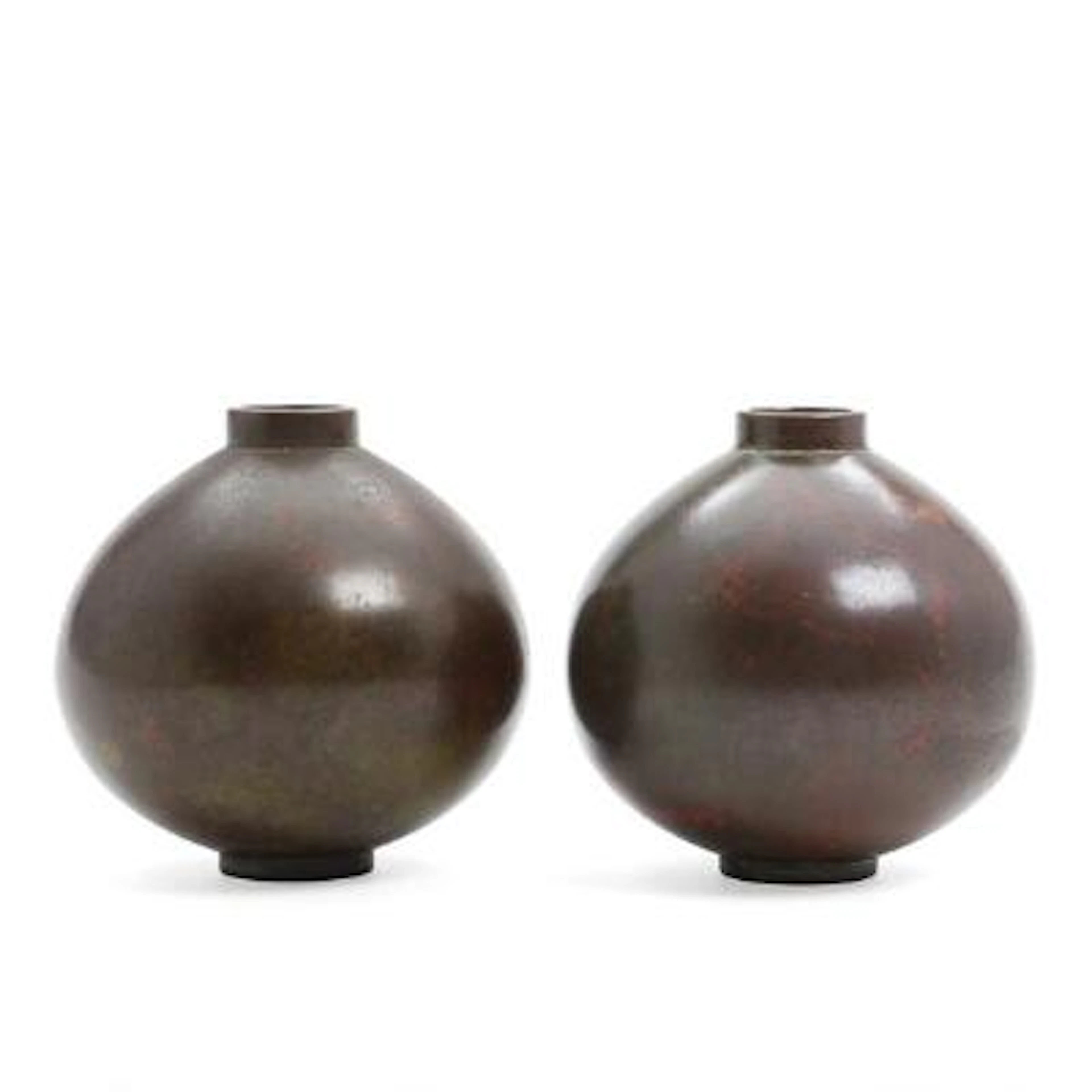 Hasegawa Yoshihisa: A pair of round patinated bronze vases. Stamped.