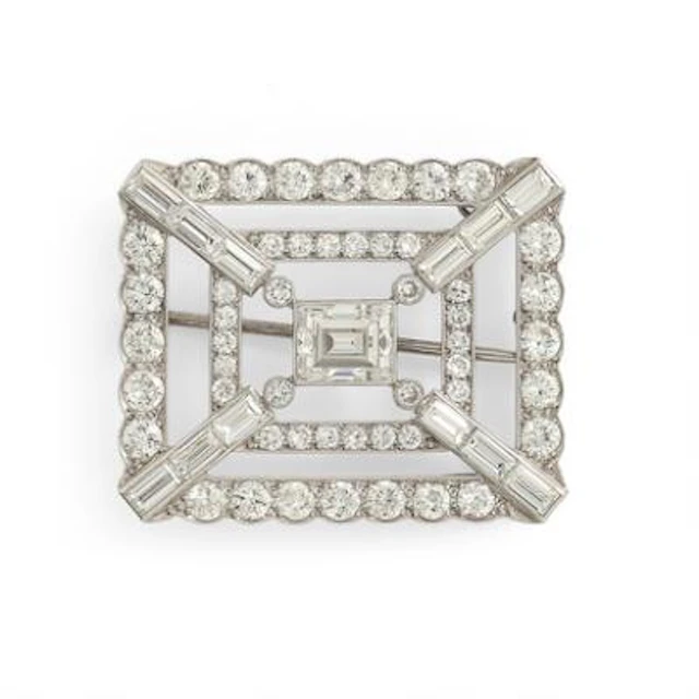 A diamond brooch/necklace set with diamonds weighing a total of app.