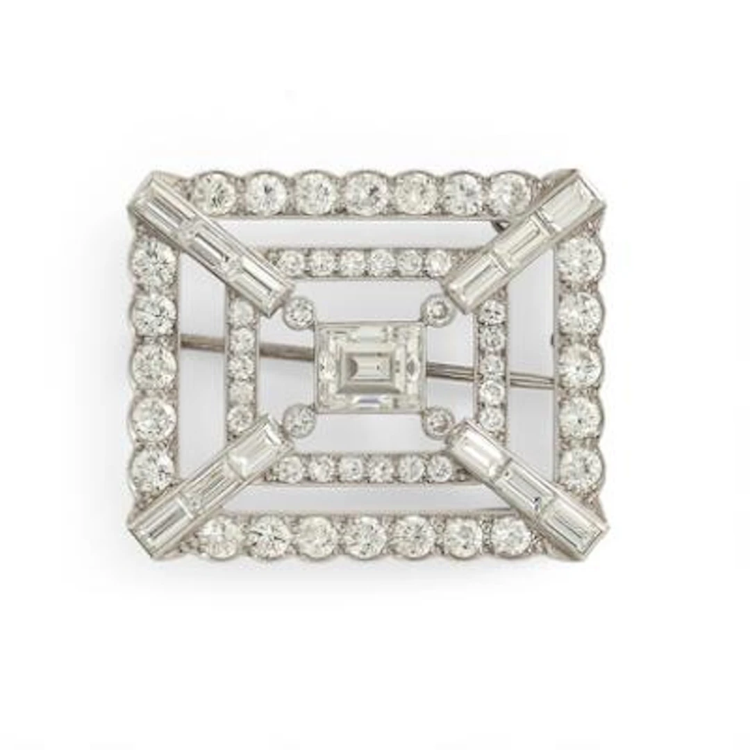 A diamond brooch/necklace set with diamonds weighing a total of app.