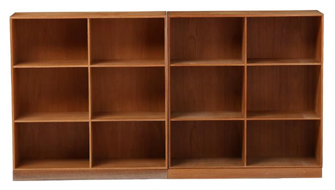 Mogens Koch: A pair of bookshelves in solid oak and two plinths. (4)