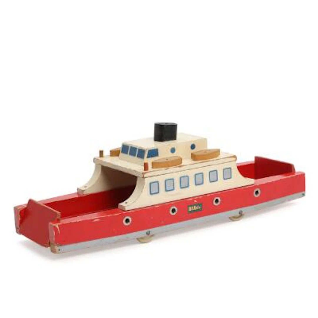 LEGO: A painted wooden ferry. No. 1330. Marked BILOfix. 1959. L. 35