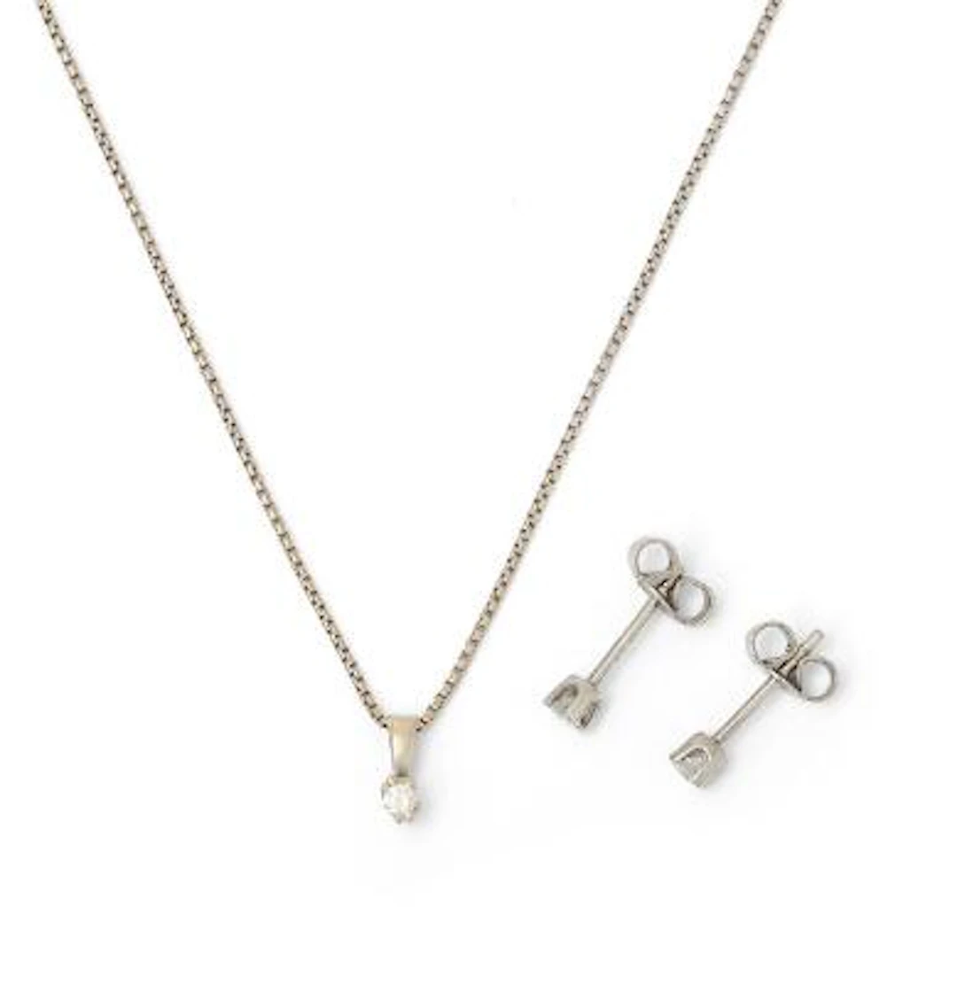 A solitaire diamond jewellery set comprising a pair of ear studs and