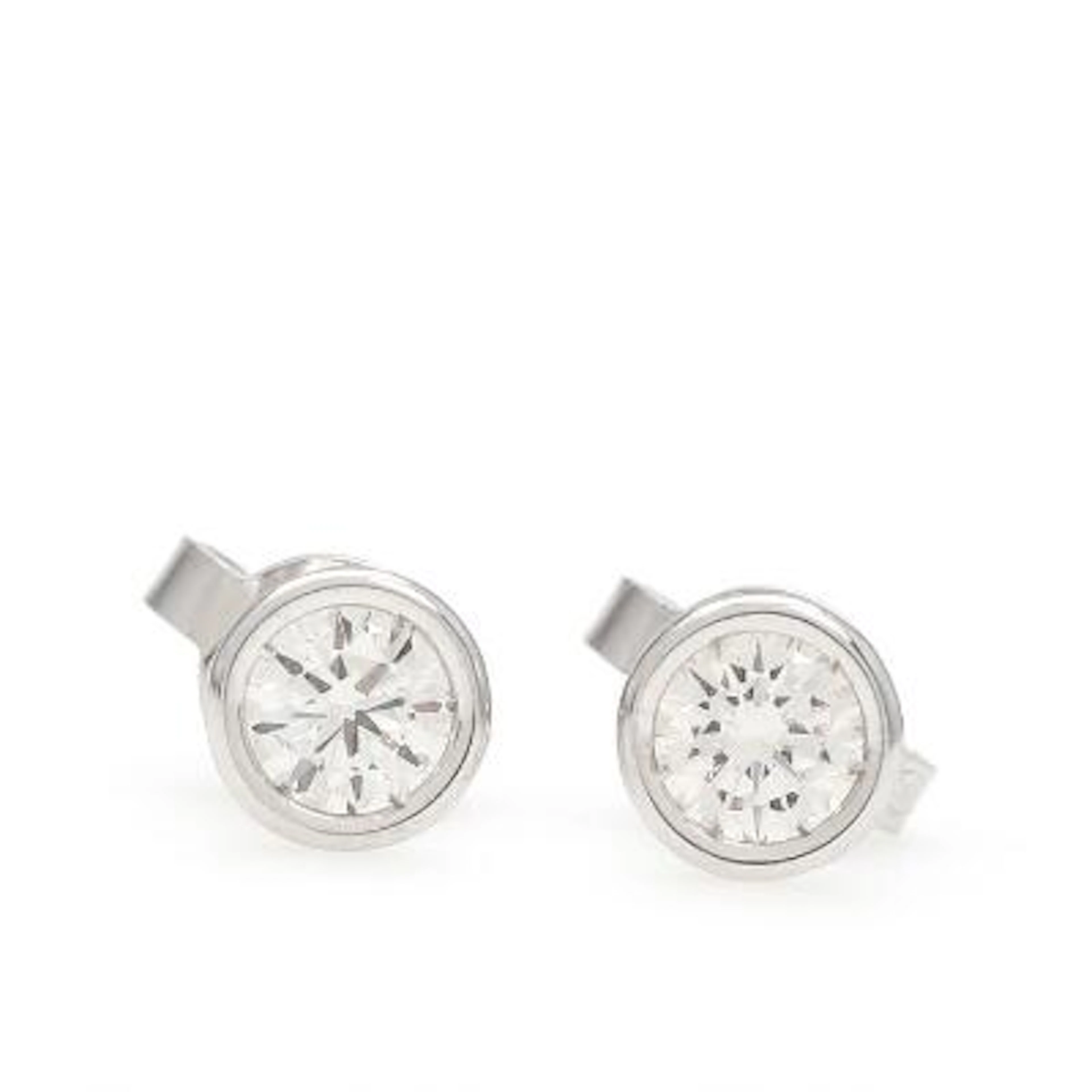 A pair of diamond earstuds, each set with a brilliant-cut diamond