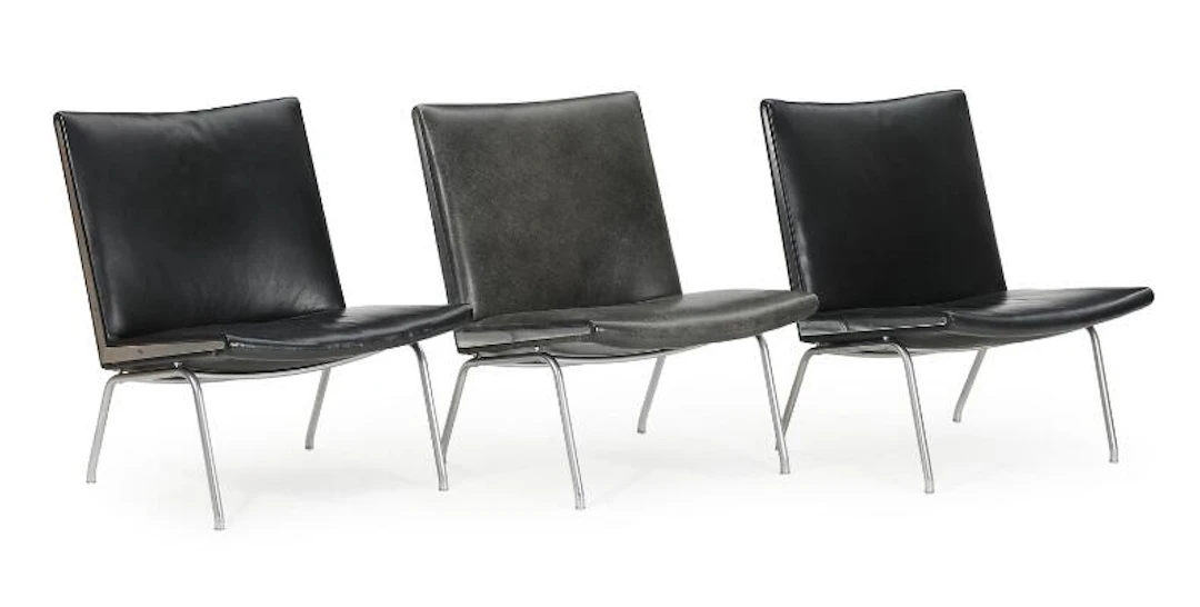 Hans J. Wegner: "AP 40". Three easy chairs with steel frame, seat