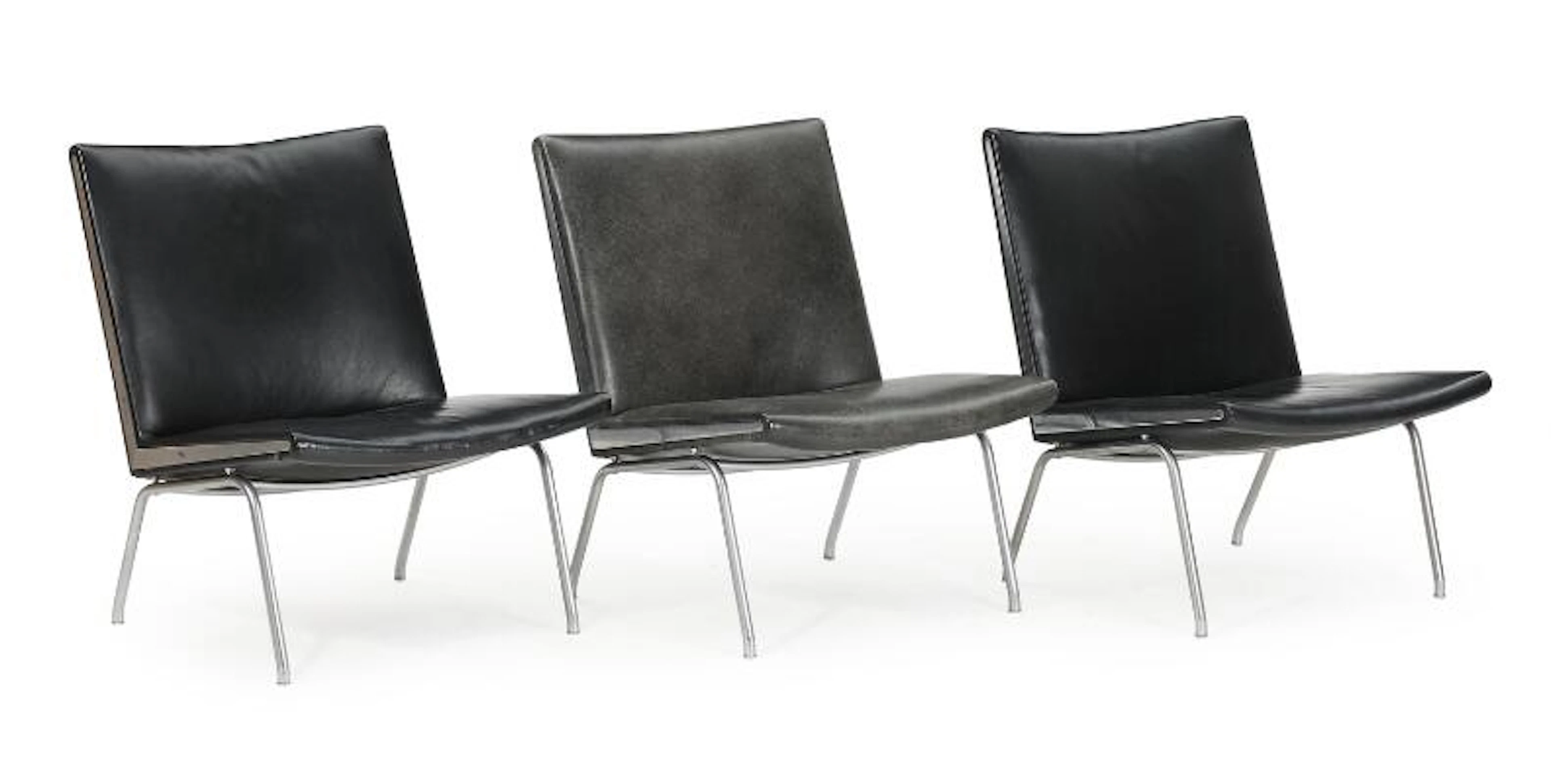 Hans J. Wegner: "AP 40". Three easy chairs with steel frame, seat