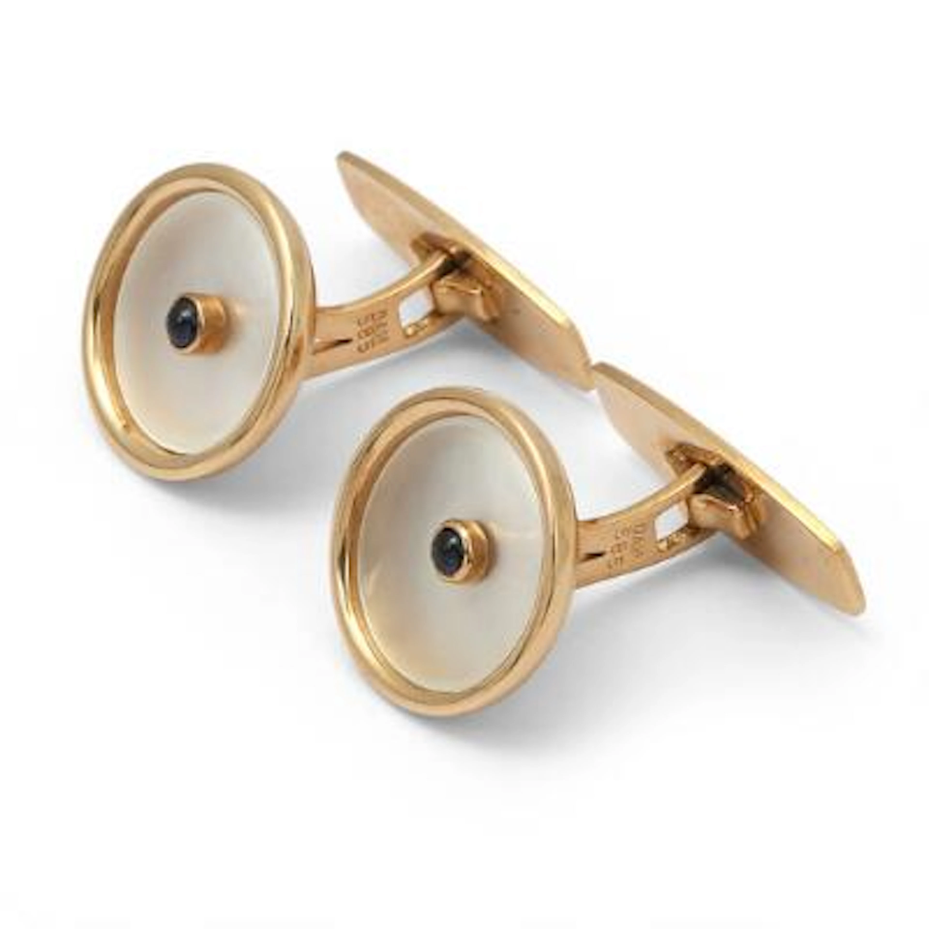 A pair of sapphire and mother-of-pearl cufflinks of 14k gold. Diam.