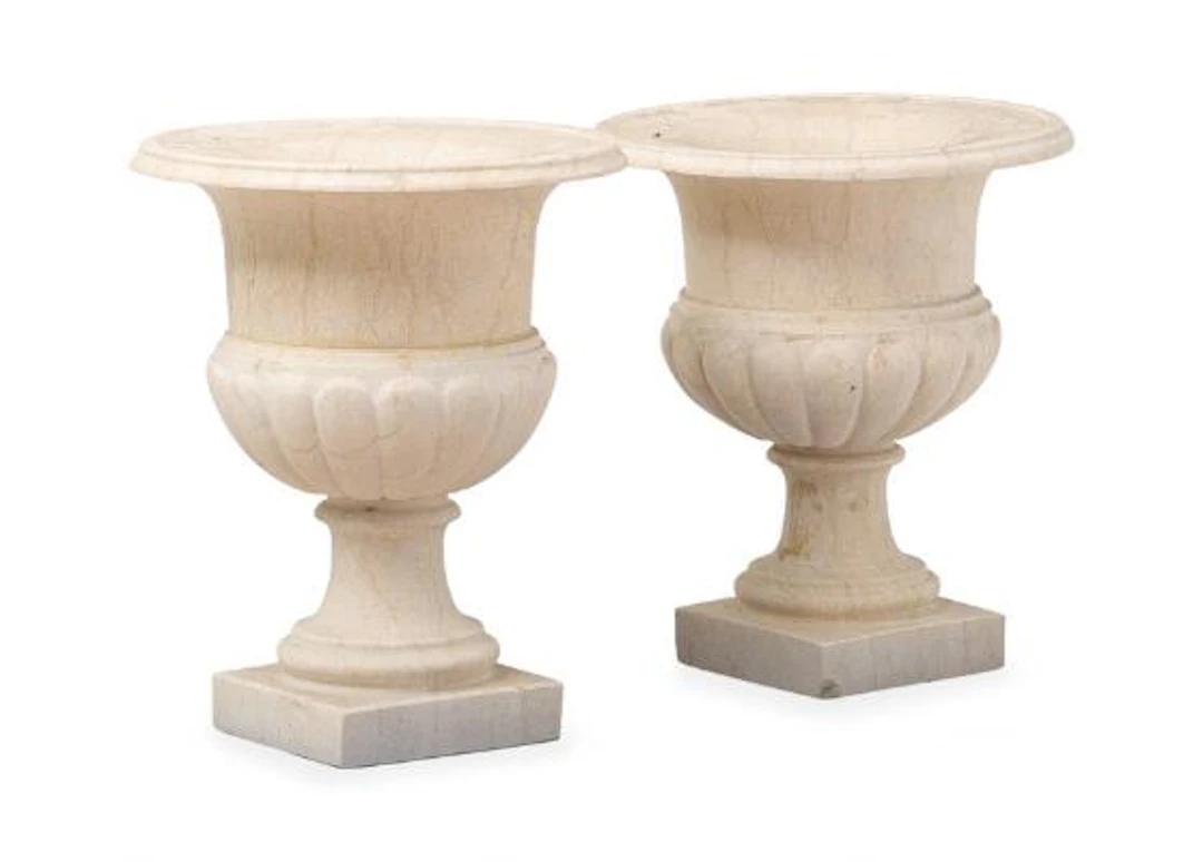 A pair of garden urns in composite, Medici-shaped. 21st century. H.