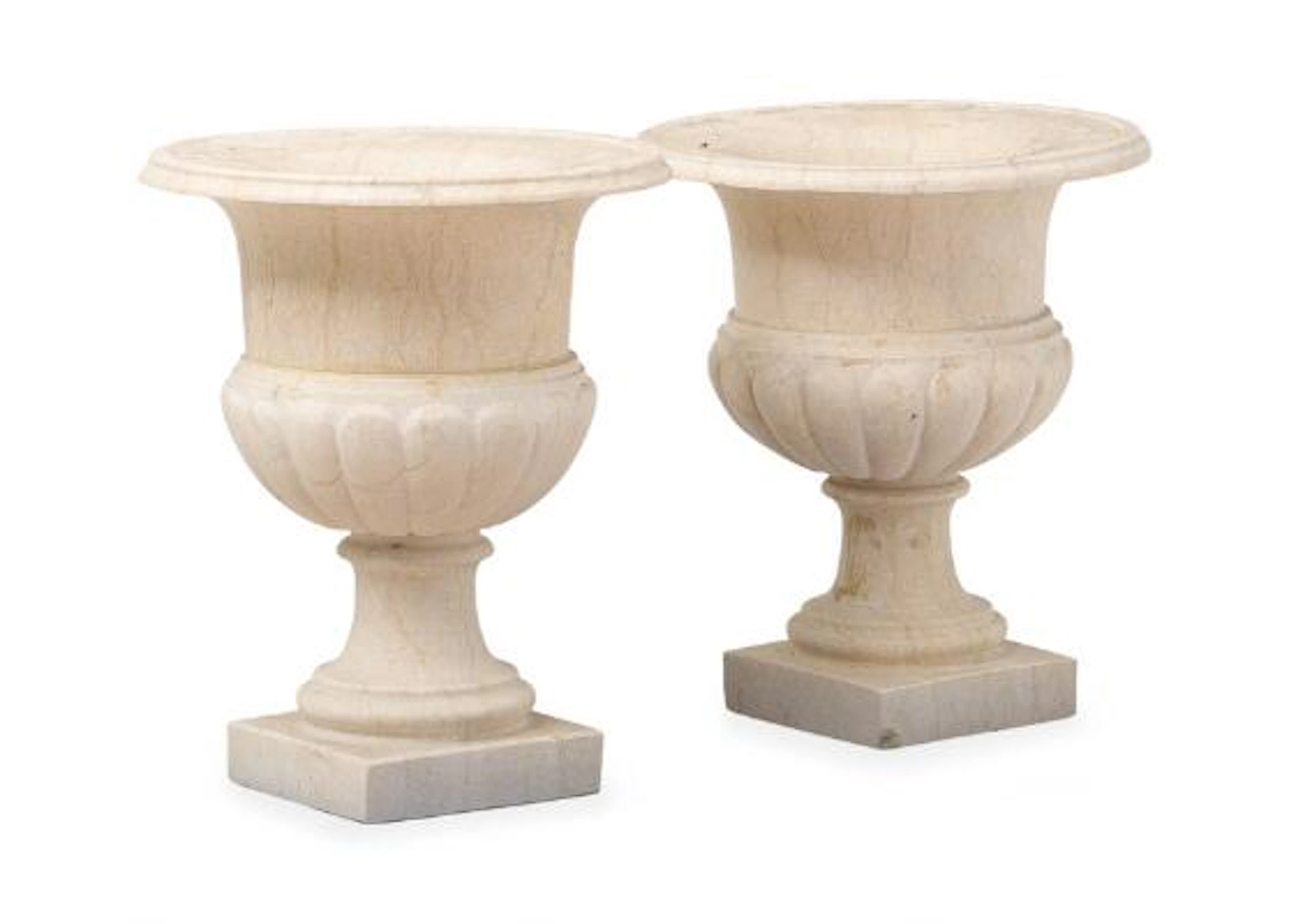 A pair of garden urns in composite, Medici-shaped. 21st century. H.