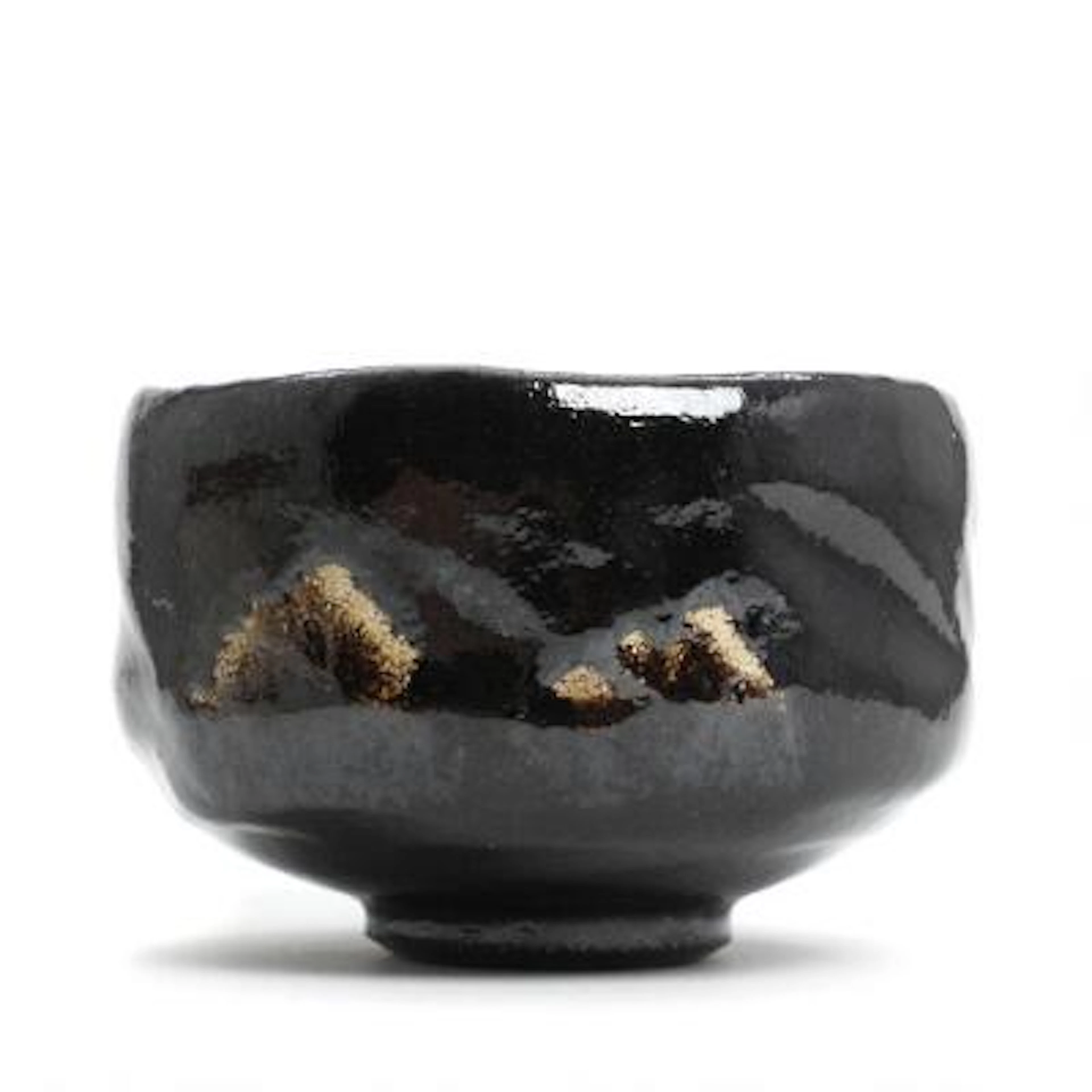 Japanese ceramist: Raku-fired stoneware teacup. Decorated with black