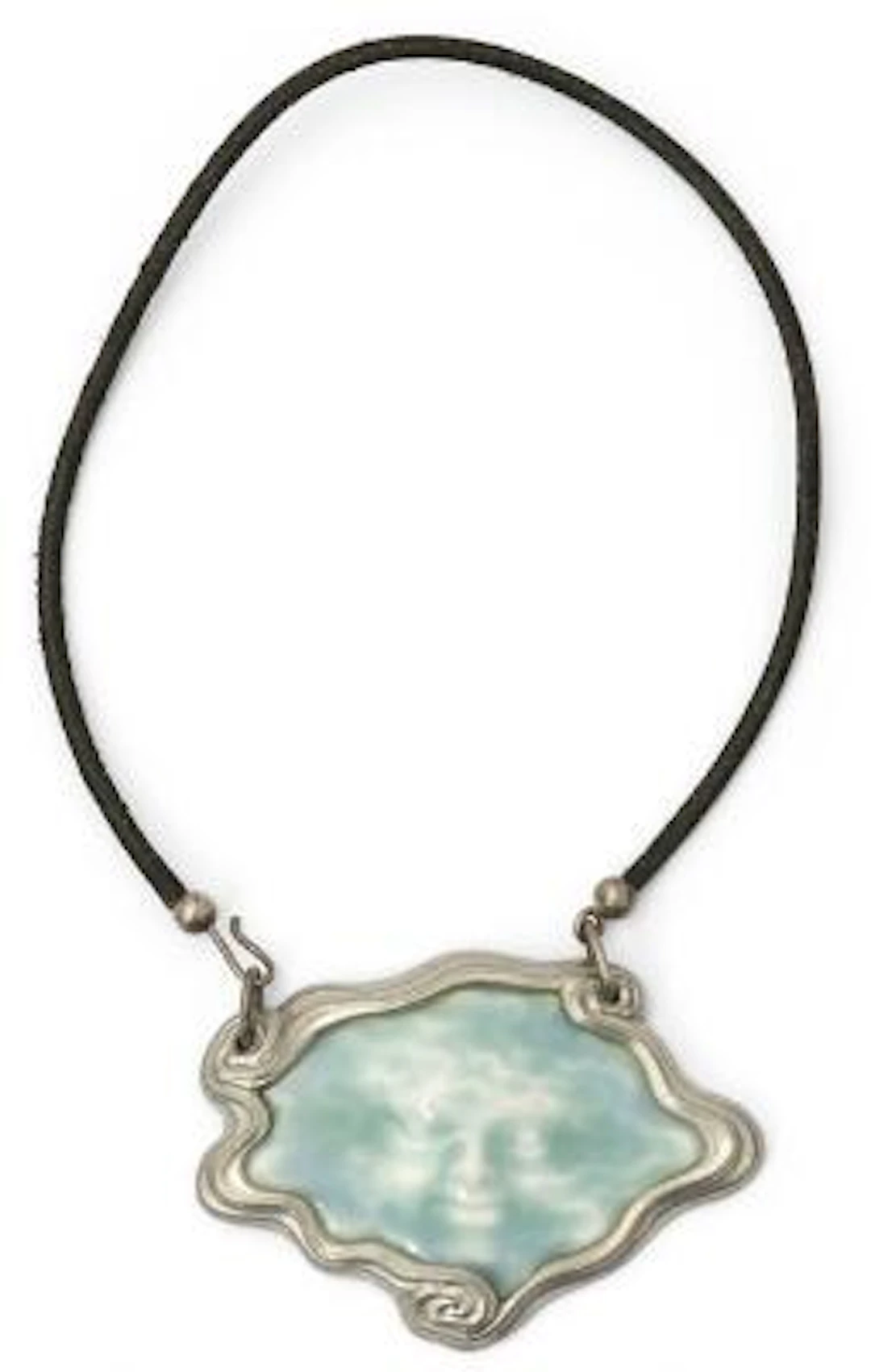 Arje Griegst: A necklace and pendant in pewter and procelain set with