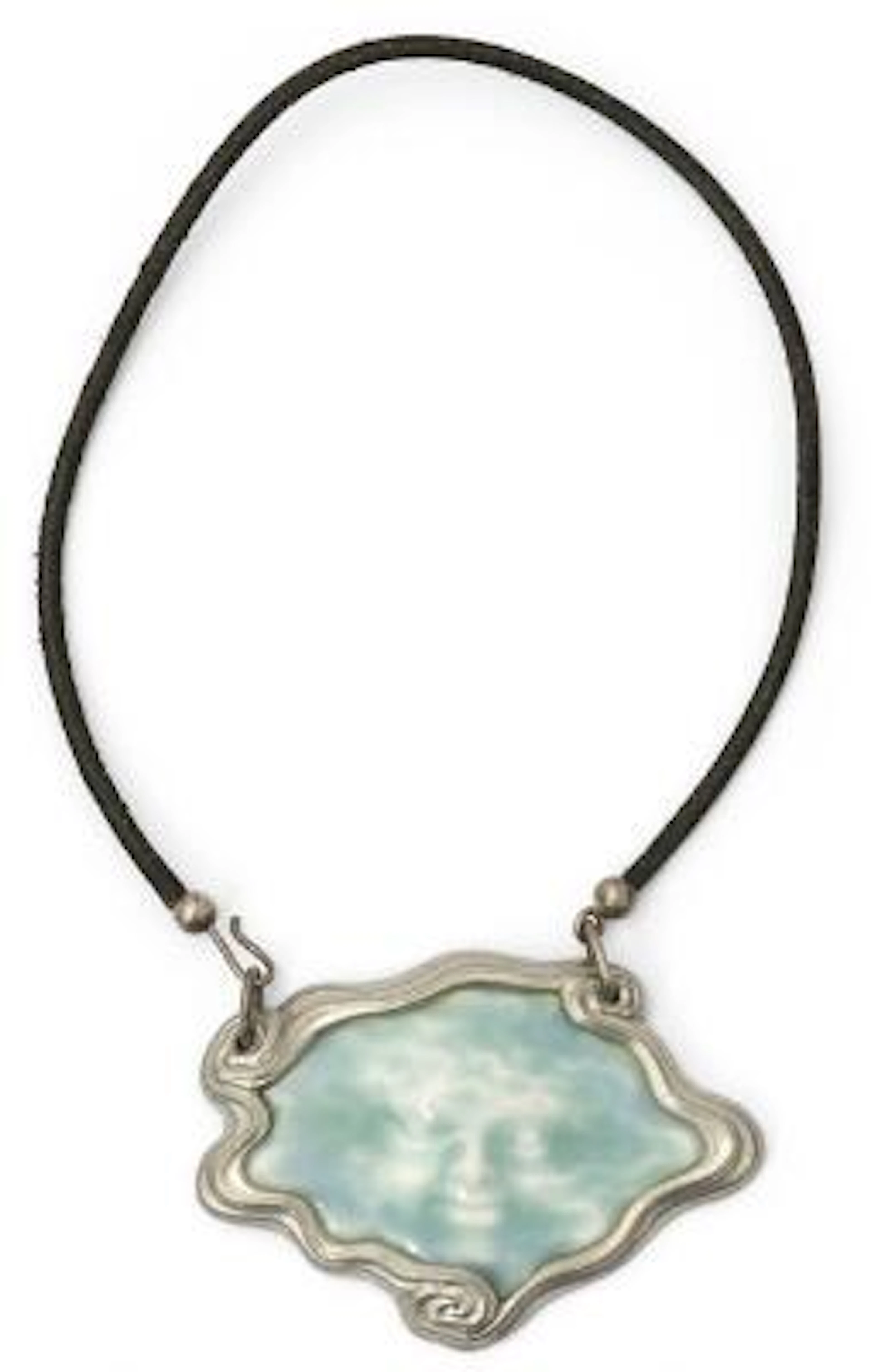 Arje Griegst: A necklace and pendant in pewter and procelain set with