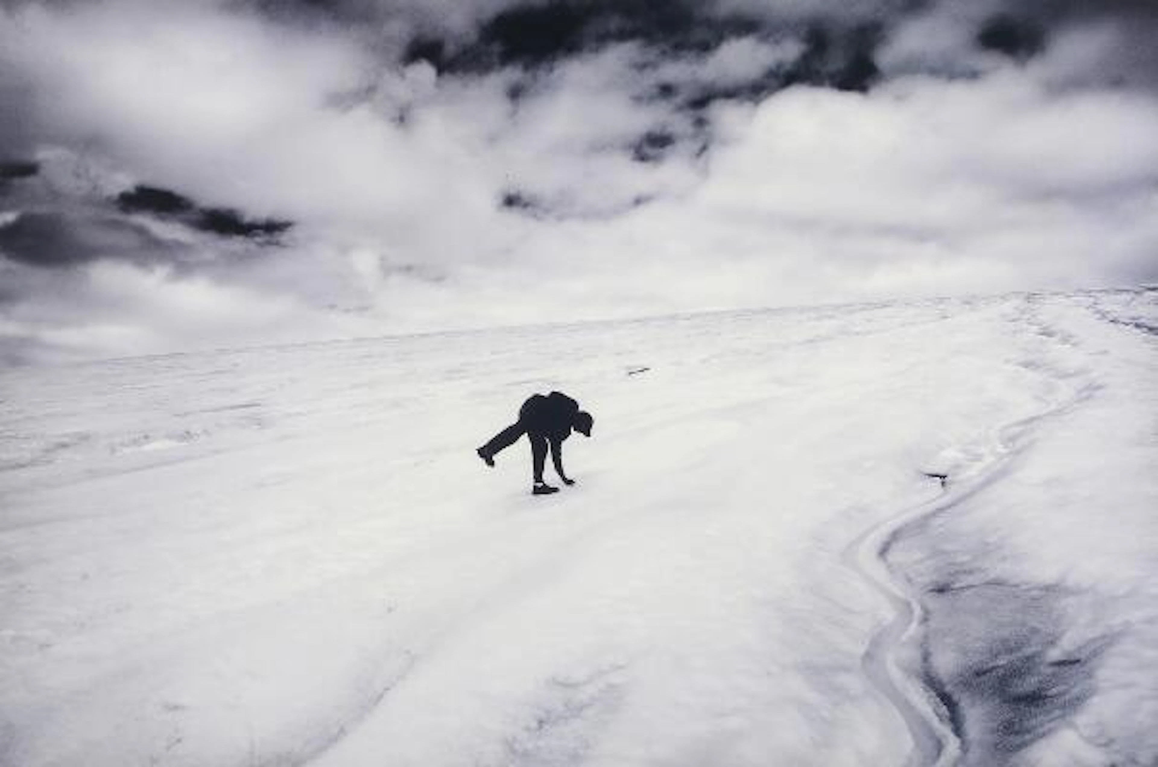 Casper Dalhoff: Person at a frozen shore. B/w press photo, mounted