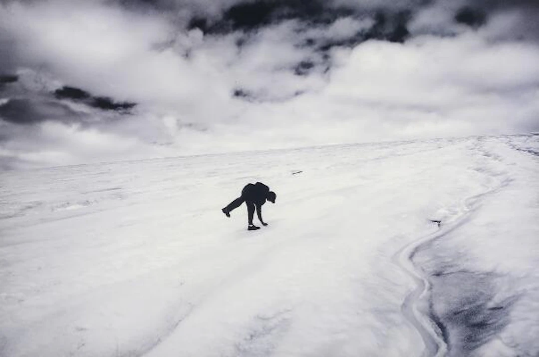 Casper Dalhoff: Person at a frozen shore. B/w press photo, mounted