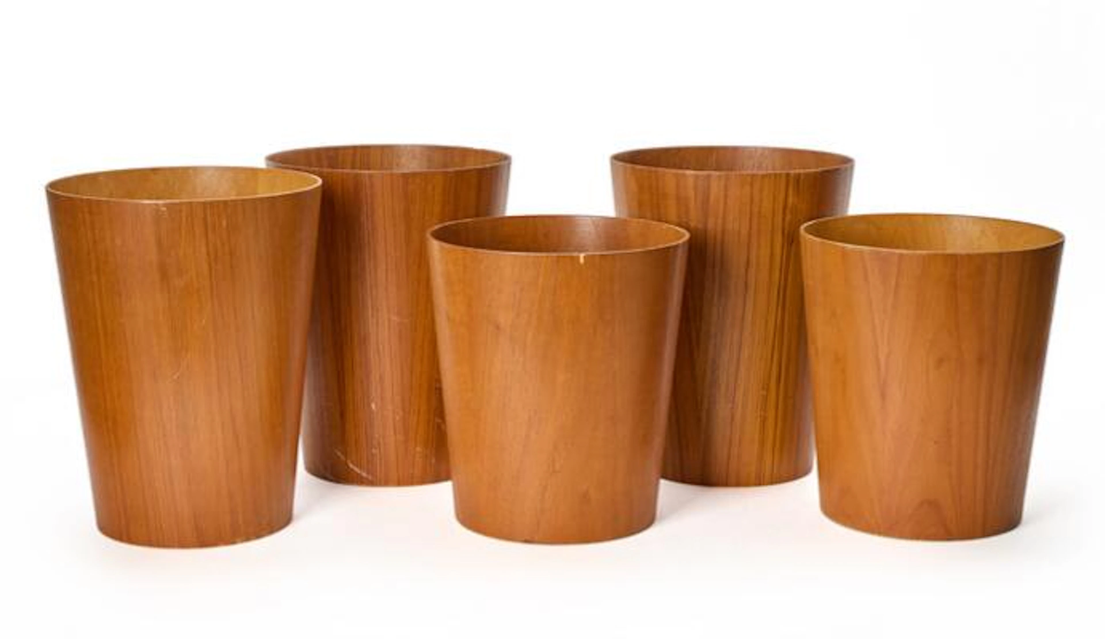 Swedish design: Five teak paper baskets. H. 28-33 cm. Diam. approx.