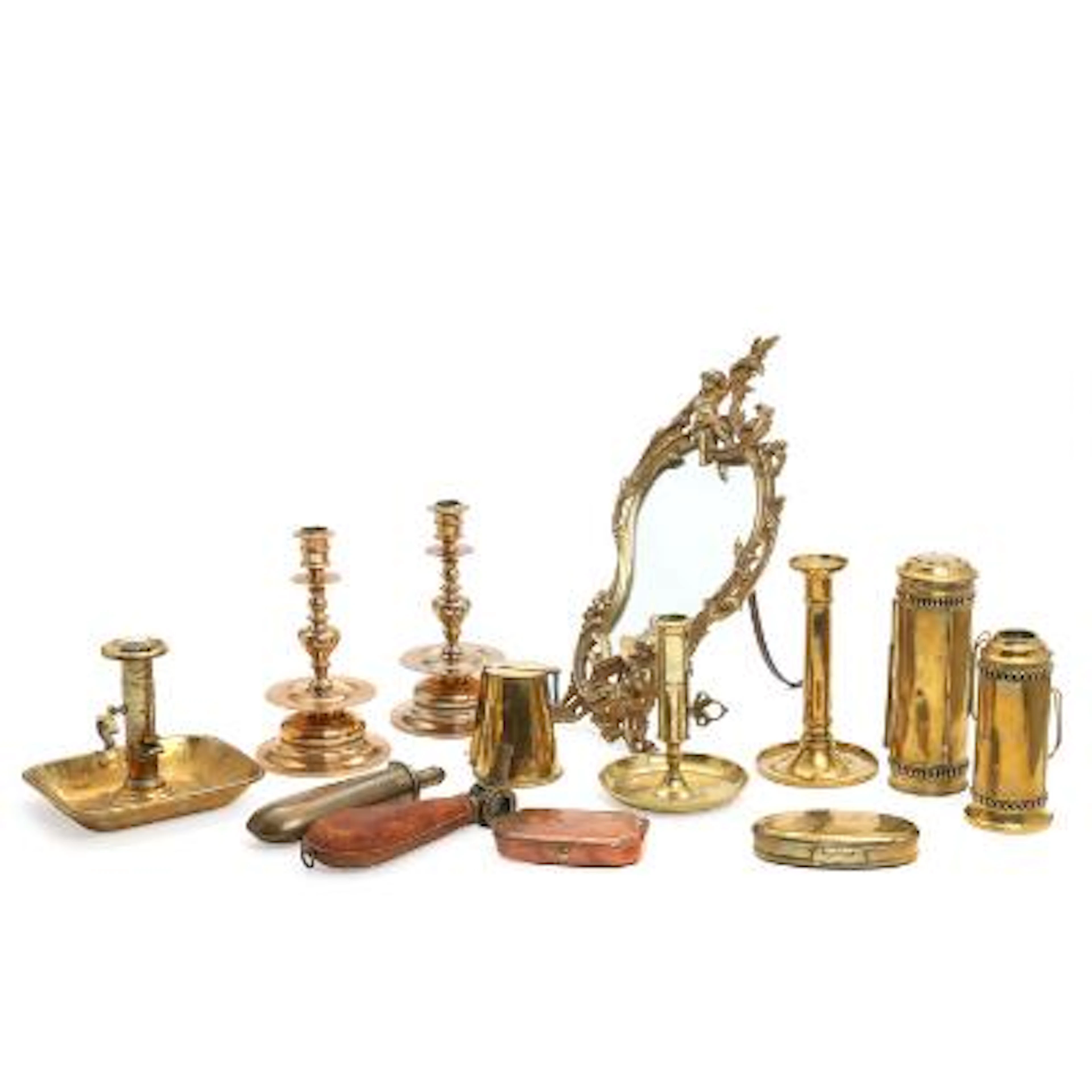Five brass candlesticks, two lamps, two powder horns a.o. And a copper