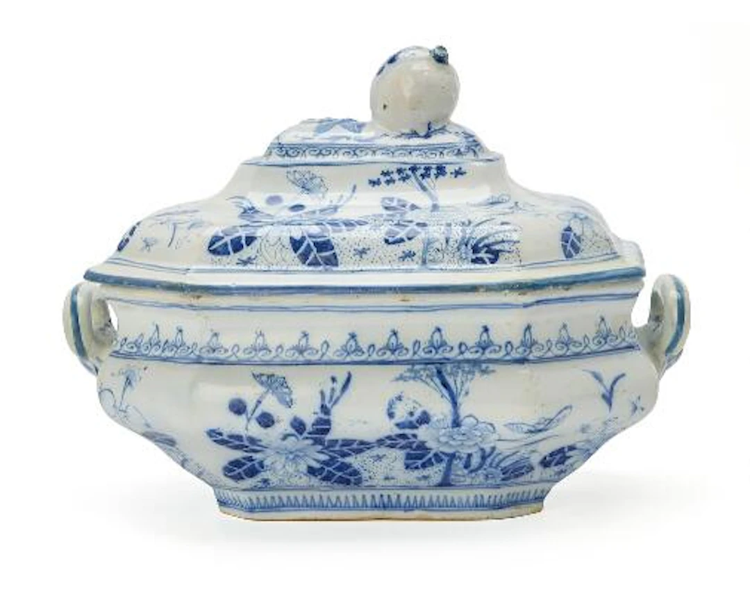 Store Kongensgade tureen of faience, decorated in blue. Gjerløf's