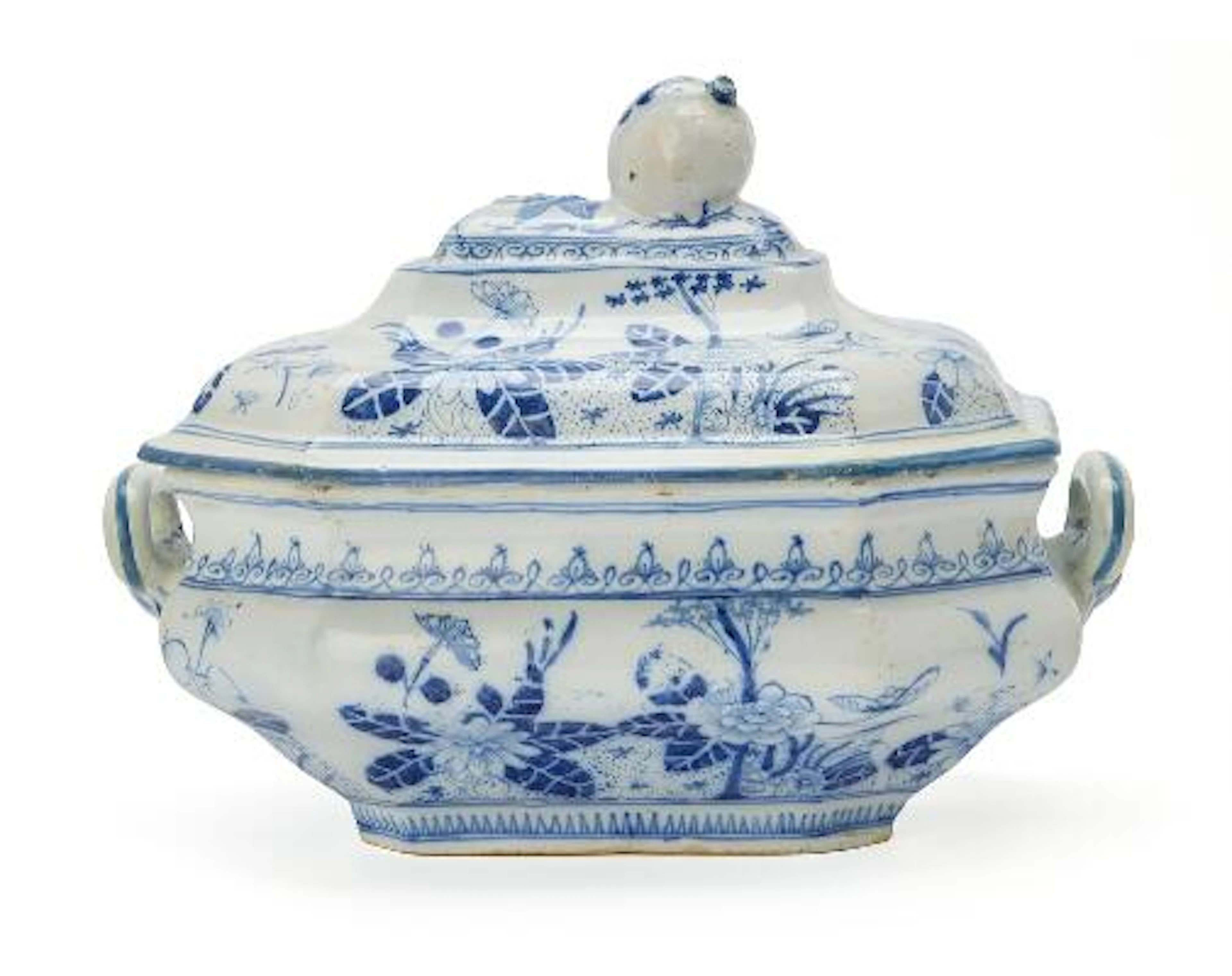 Store Kongensgade tureen of faience, decorated in blue. Gjerløf's