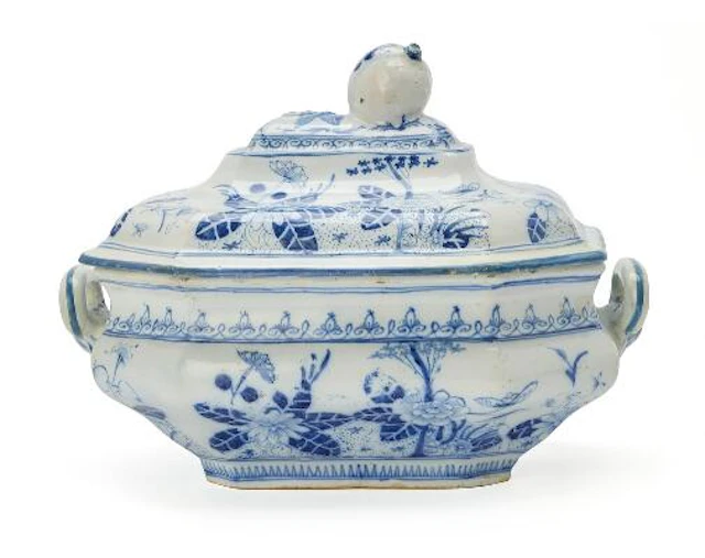 Store Kongensgade tureen of faience, decorated in blue. Gjerløf's