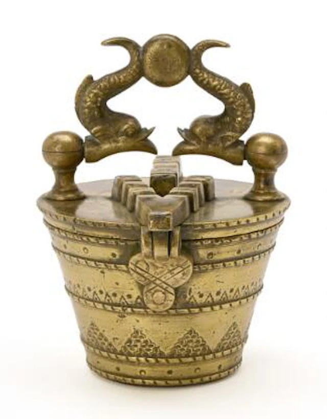 Bowl weight in bronze, presumably Germany, 17th century. H. 12/17cm.