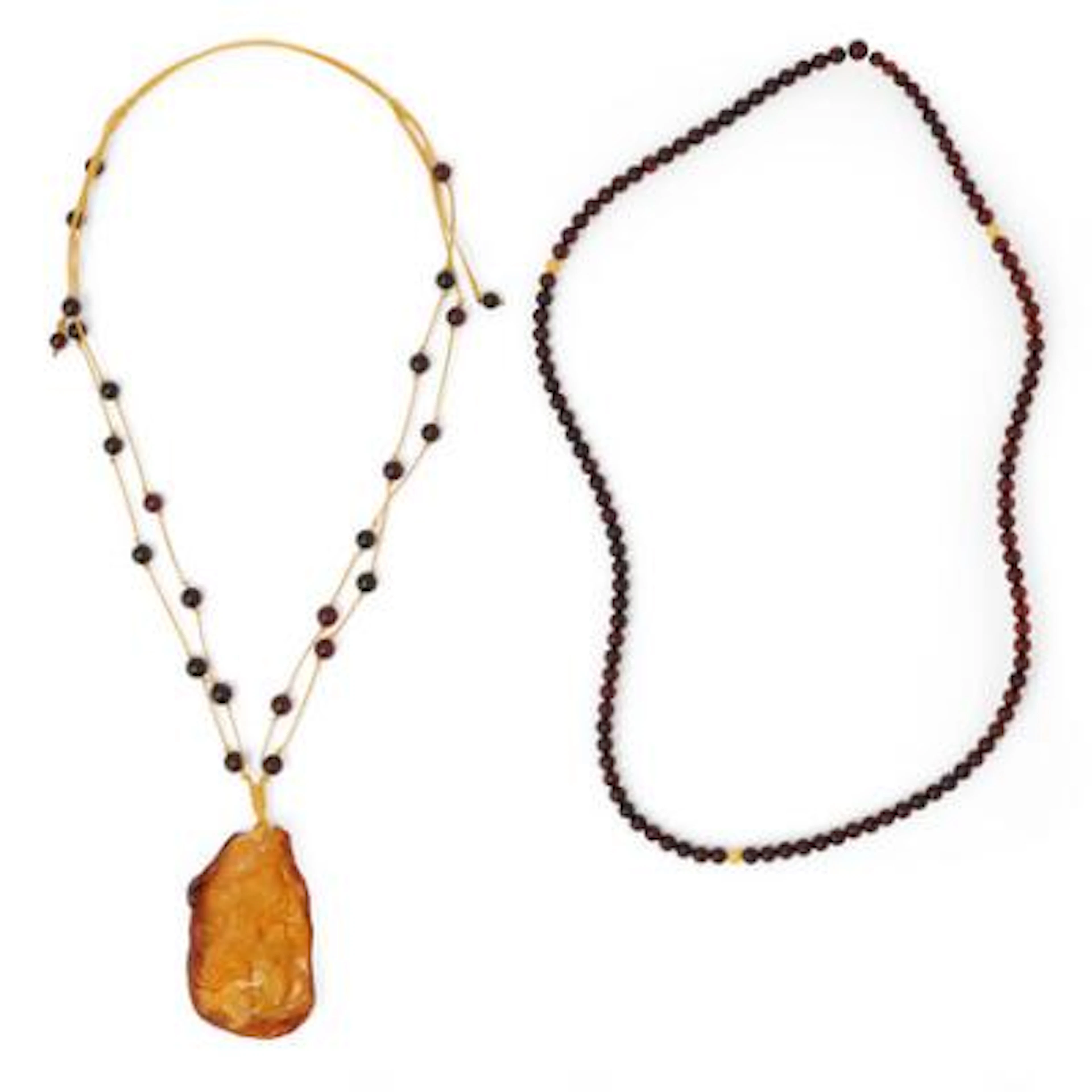 A jewellery set comprising of a necklace with a pendant and a neclace