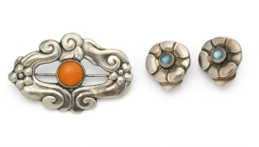 Georg Jensen a.o.: A jewellery set comprising of a pair of ear clips