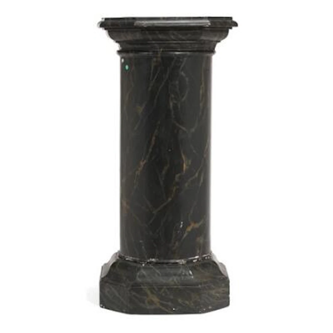 A pedestal of marbled wood. Circa 1900. H. 127. W. 57. D. 57. – Bruun