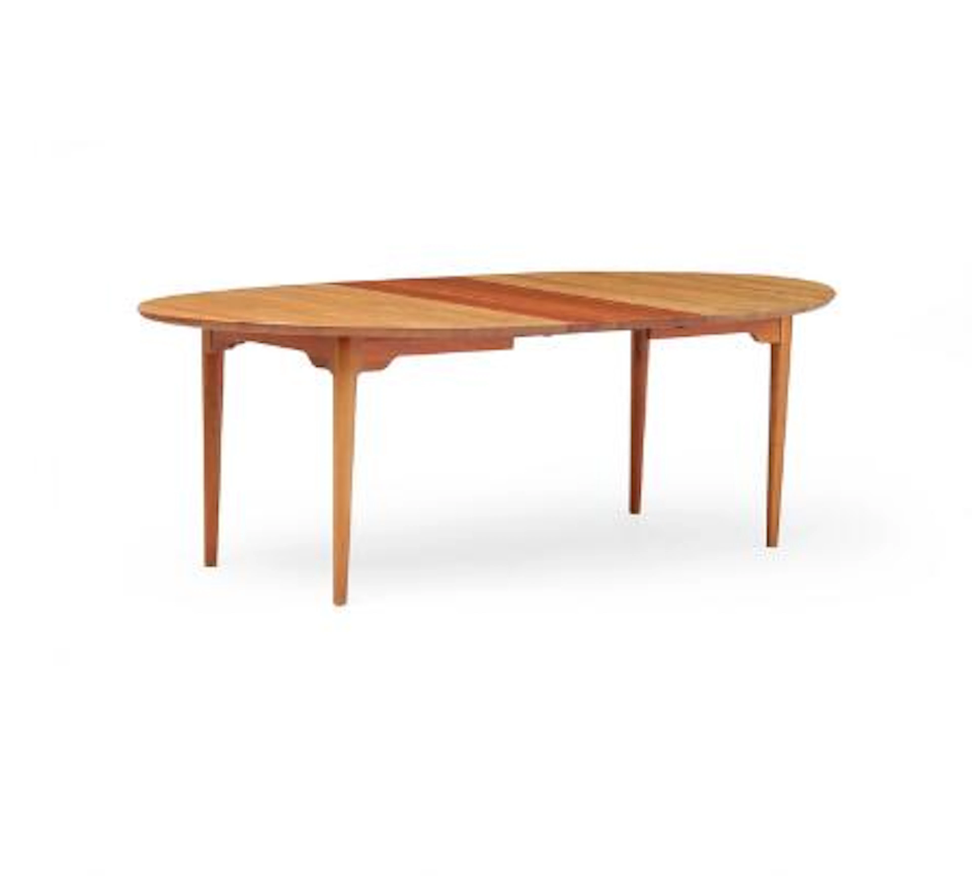 Nissen & Gehl: Oval dining table in solid cherry wood with extension