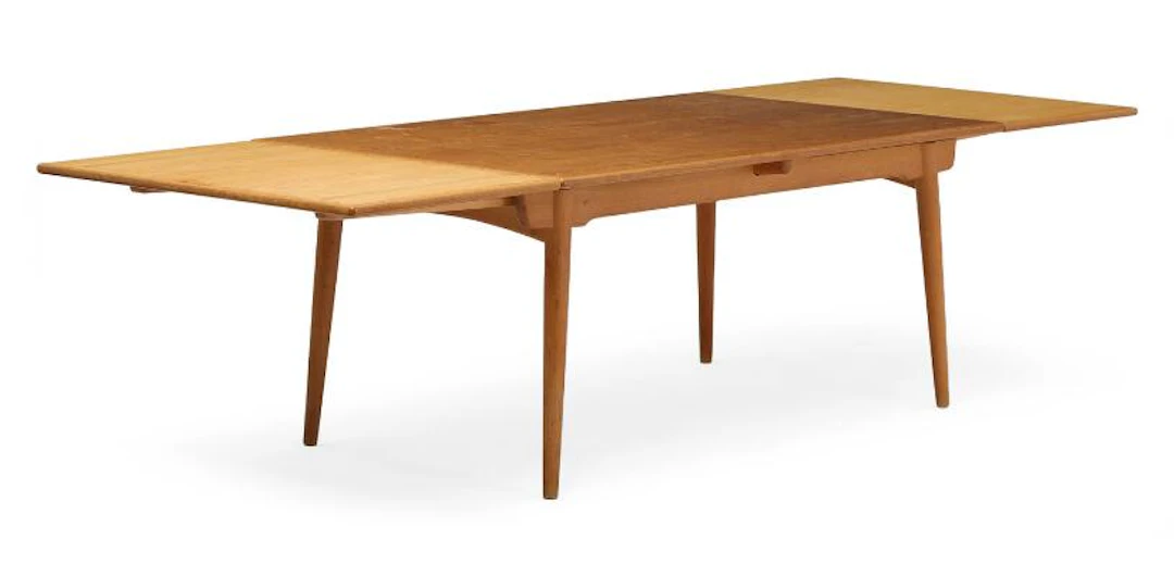 Hans J. Wegner: "AT 312". Oak dining table with extension. Manufactured