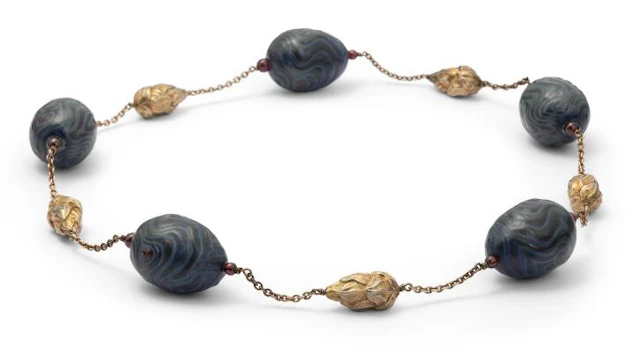 Arje Griegst: A necklace set with oval porcelain eggs and garnets