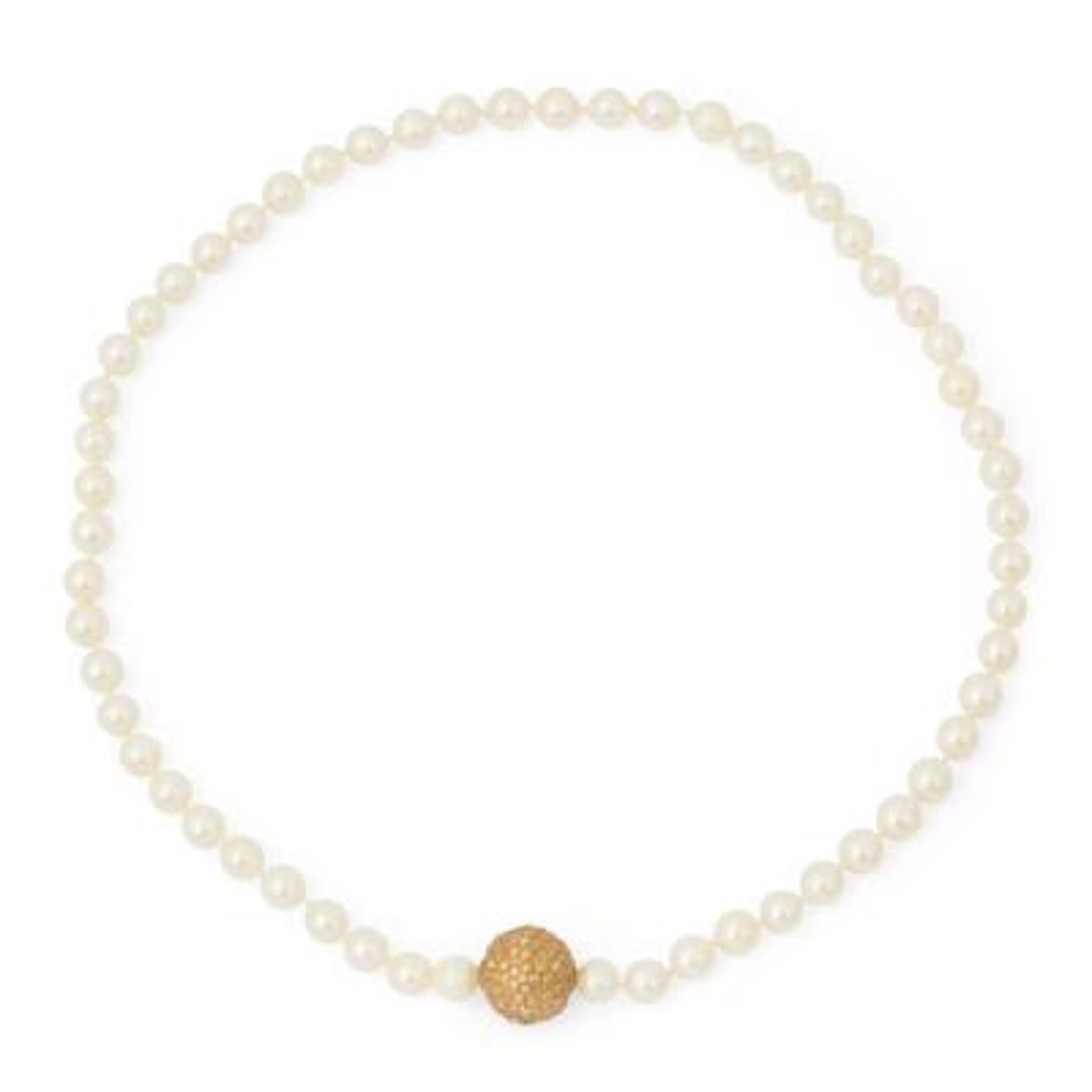 Charlotte Lynggaard: A pearl necklace set with pearls and elderflower