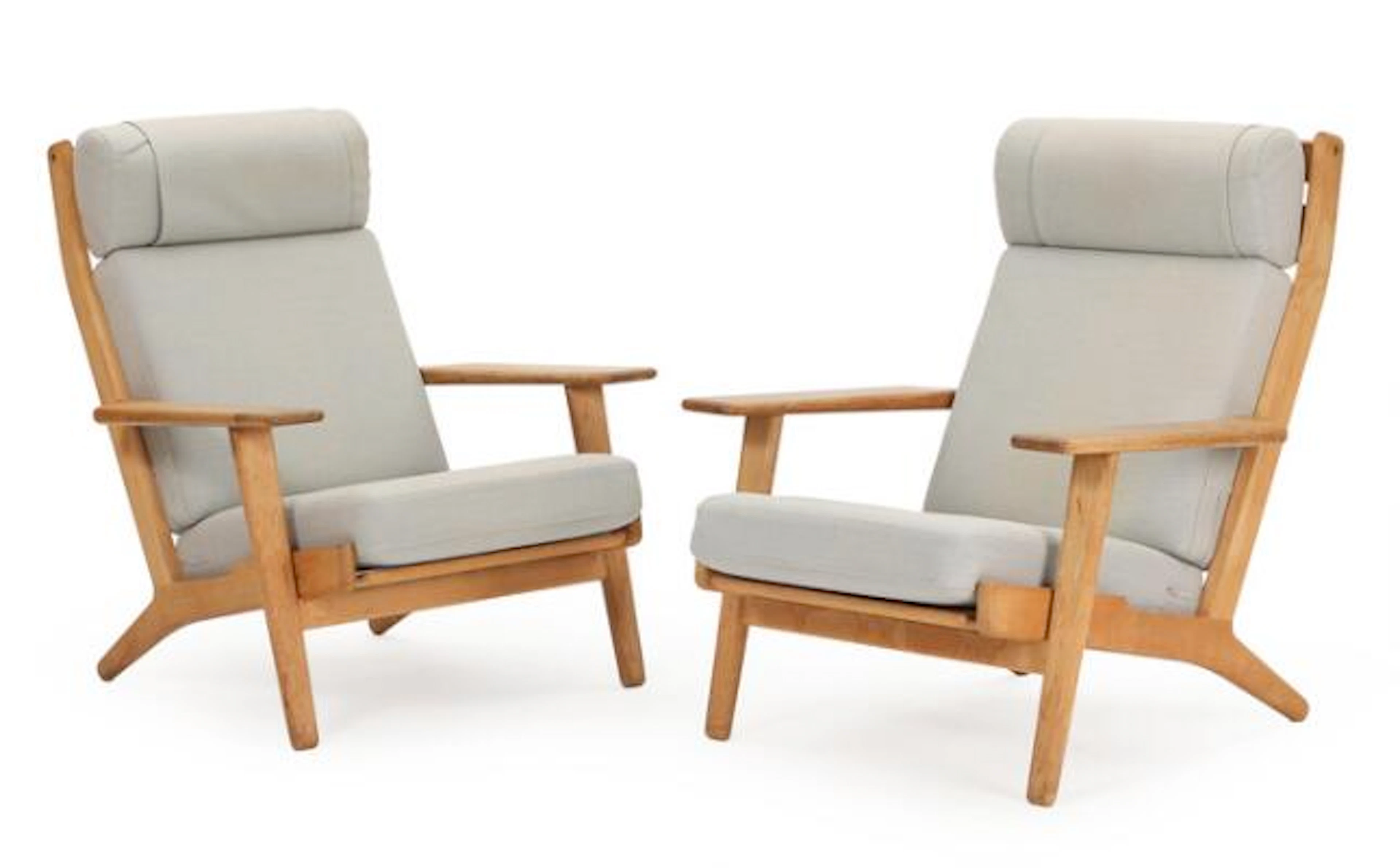 Hans J. Wegner: "GE 290". A pair of easy chairs with oak frame, cushions