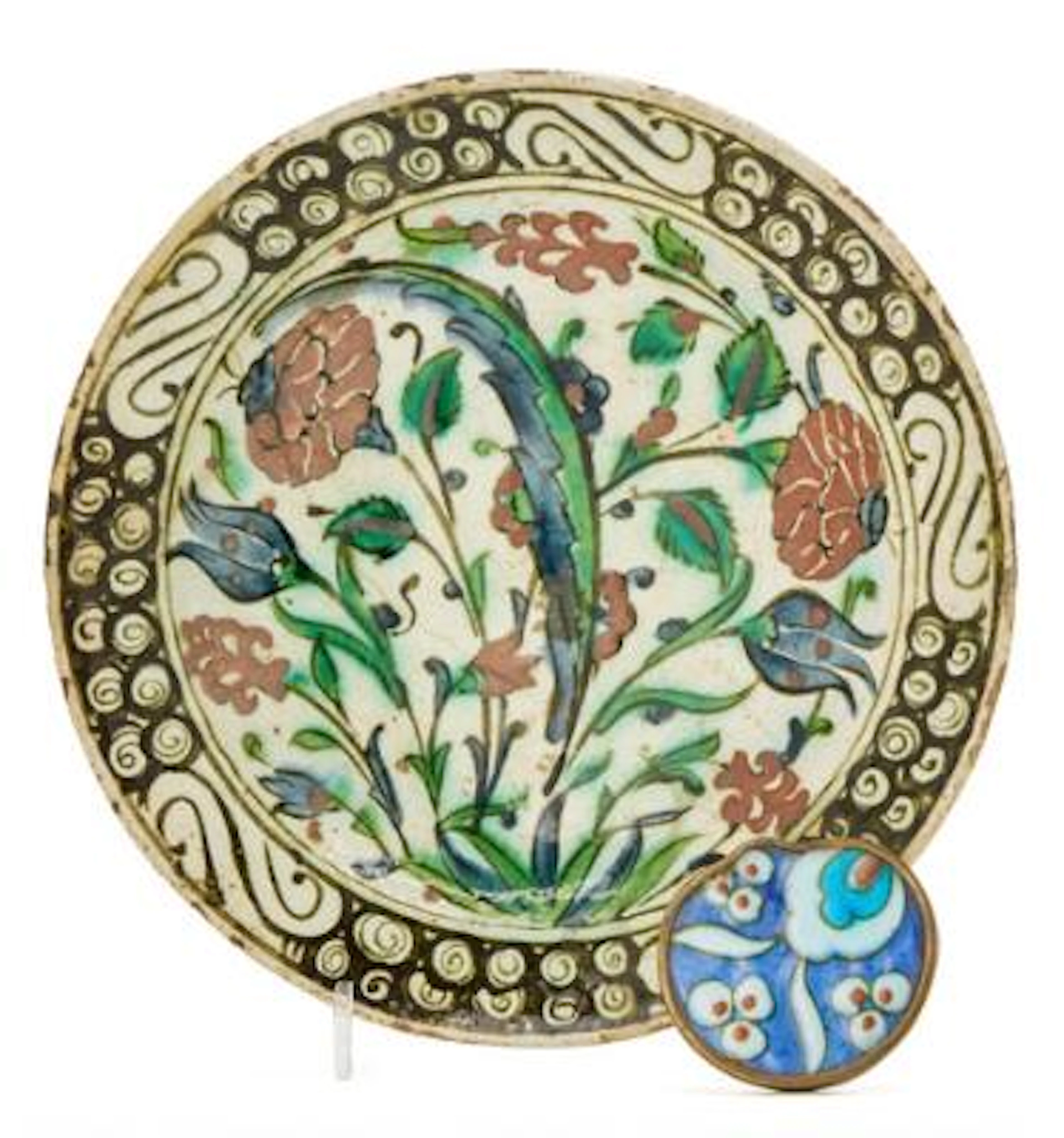 A Iznik pottery dish. Turkey, c. 1600. Diam. 24.5 cm. (2) – Bruun