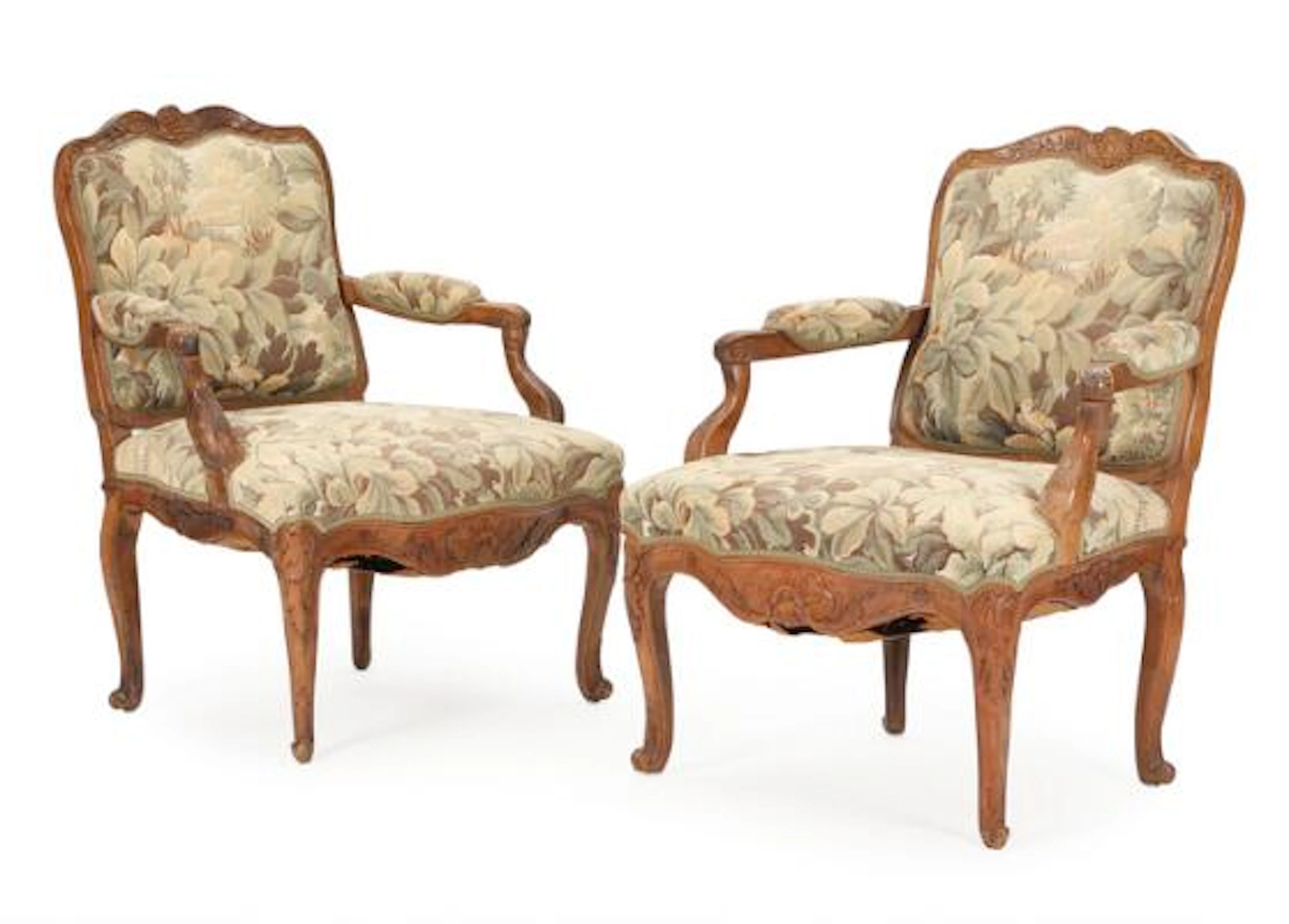 A pair of walnut armchairs. Louis XV style. Circa 1900. (2) – Bruun