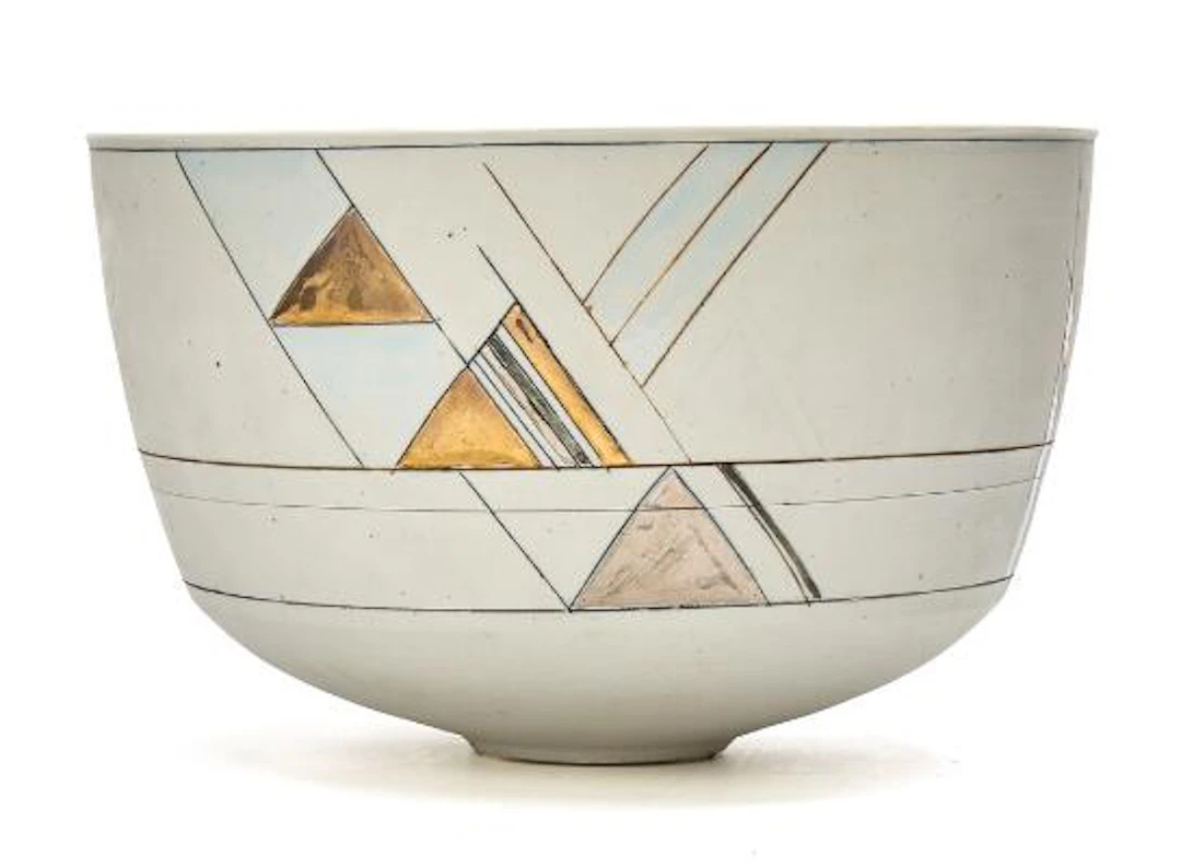 Gerd Hiort Petersen: A large circular stoneware bowl with incised