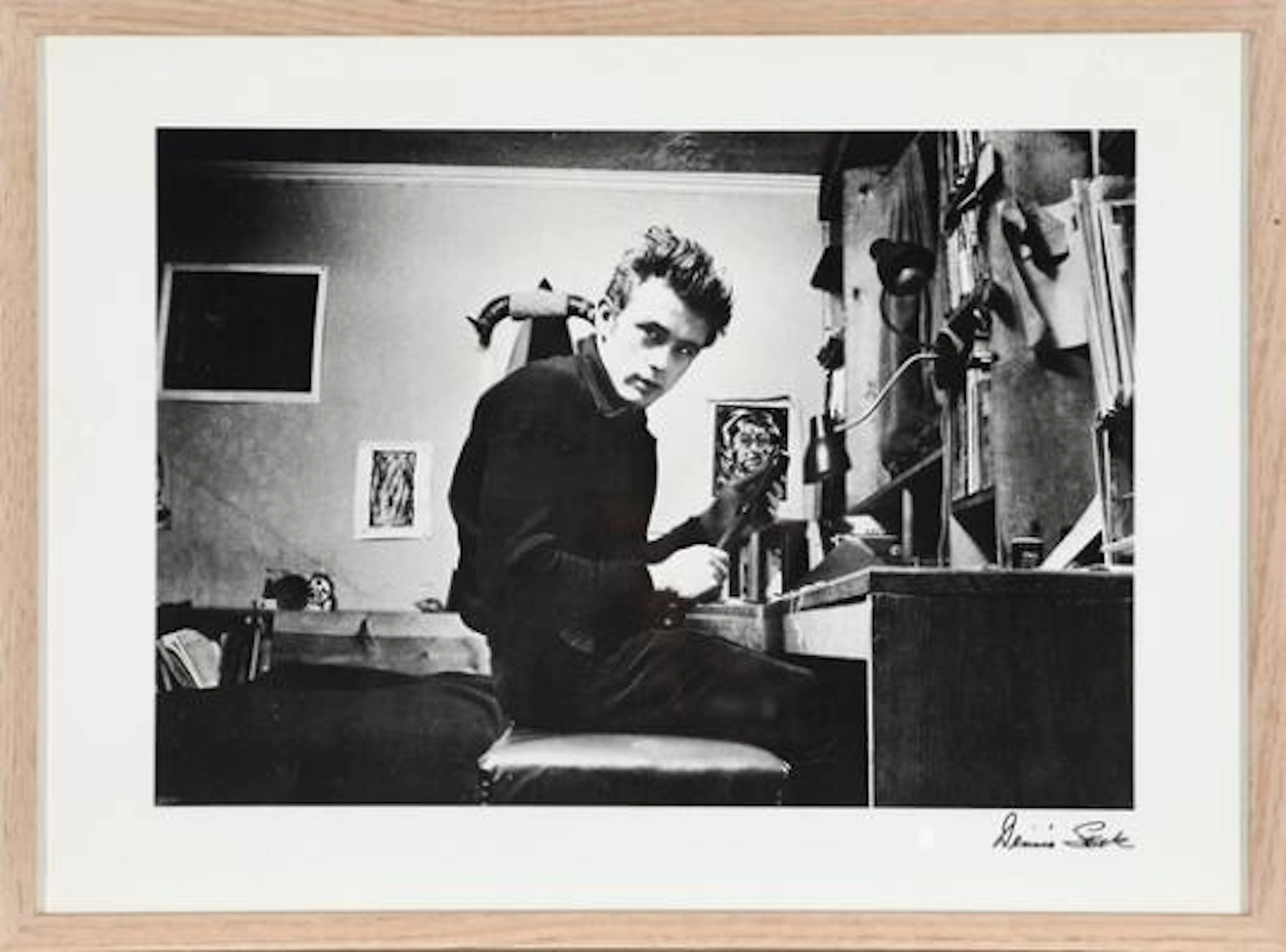 Dennis Stock: American actor James Dean (1931–1955) at his desk. –