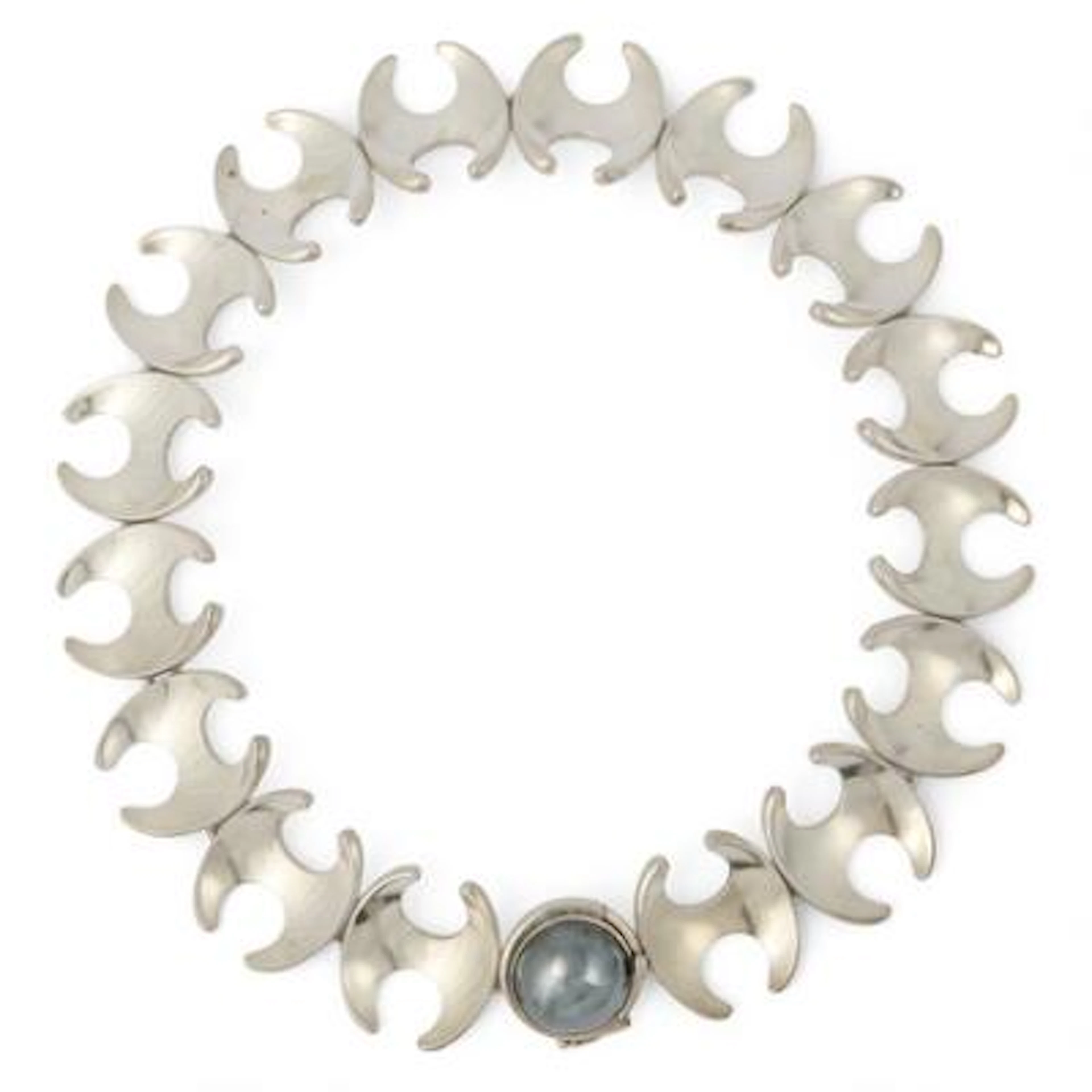 Henning Koppel: A necklace set with a cabocon hematite, mounted in