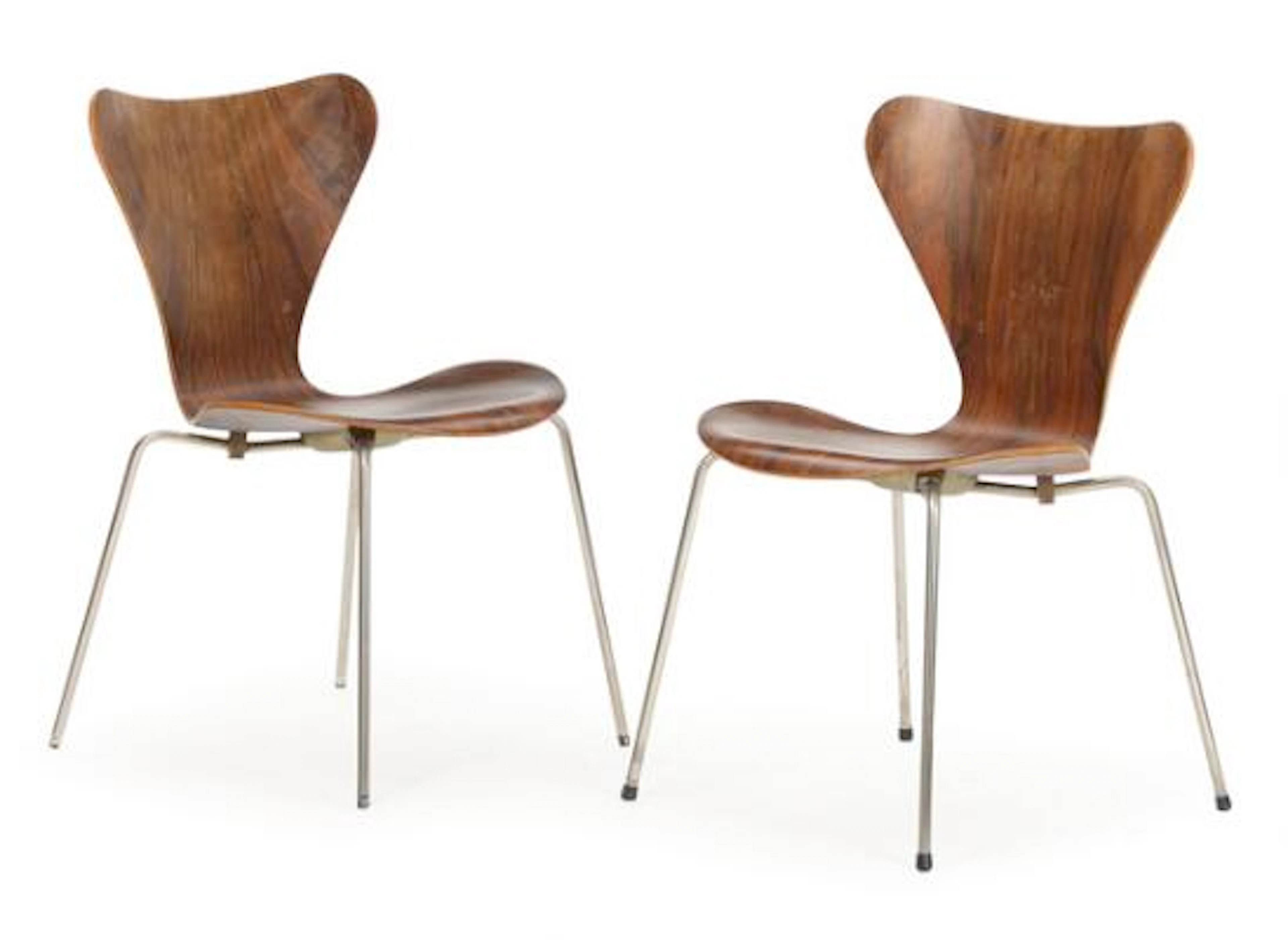 Arne Jacobsen: “Seven Chair”. A pair of dining chairs with steel frame