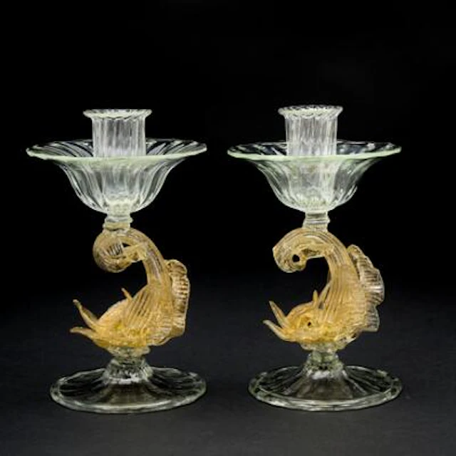 A pair og Venetian dolphin candle sticks. C. 1900. H. 17.5 cm. (2)