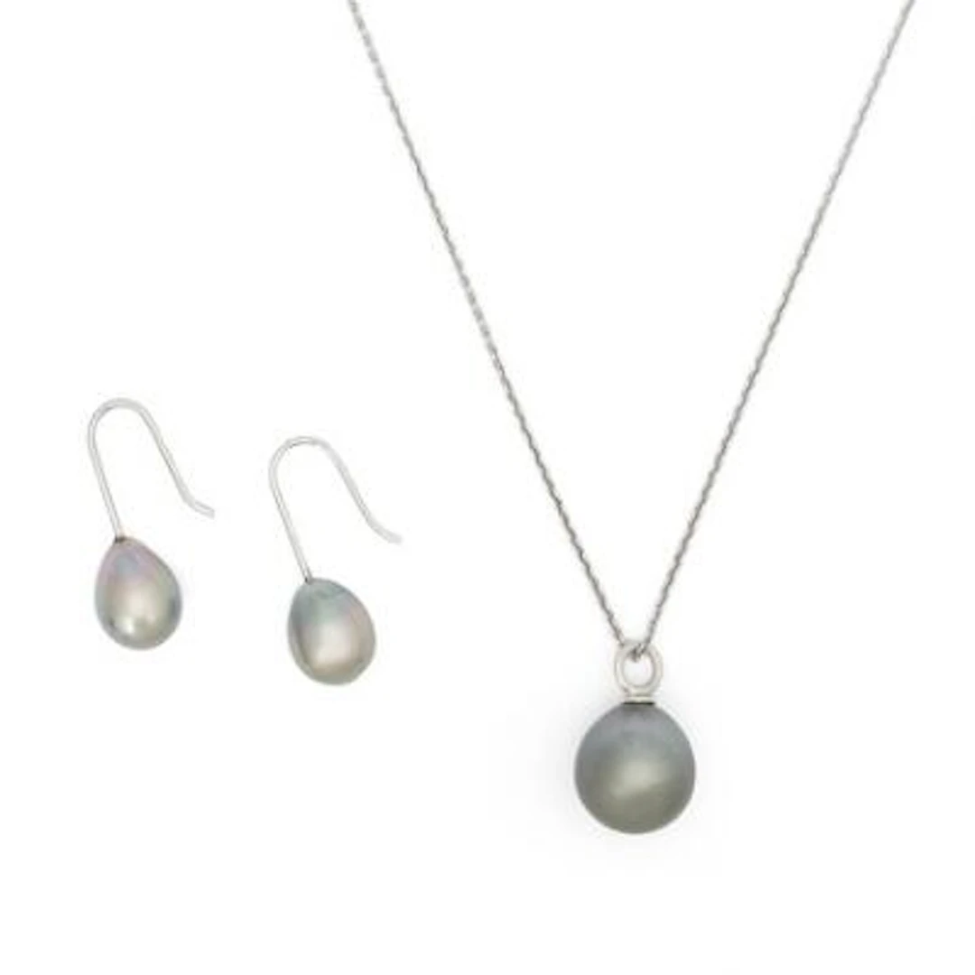 Lene Visholm: A Tahitian pearl jewellery set comprising a necklace