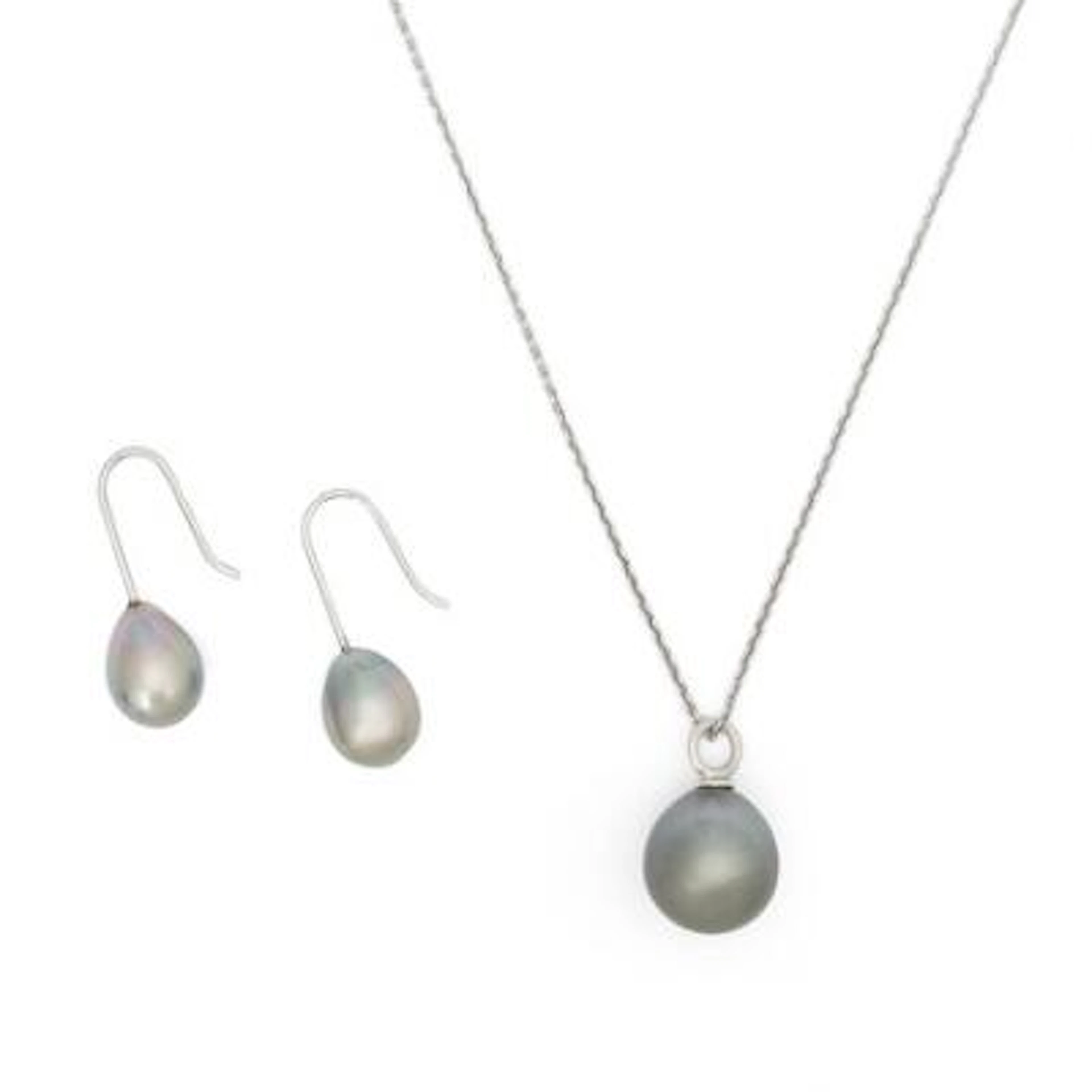 Lene Visholm: A Tahitian pearl jewellery set comprising a necklace