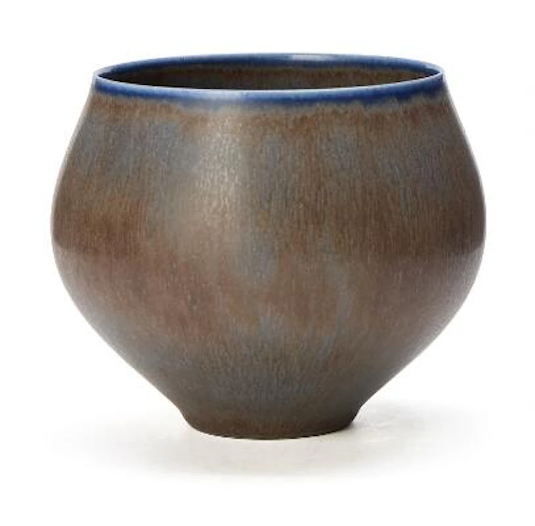 Eva Stæhr-Nielsen: A stoneware bowl decorated with greyish-brown glaze
