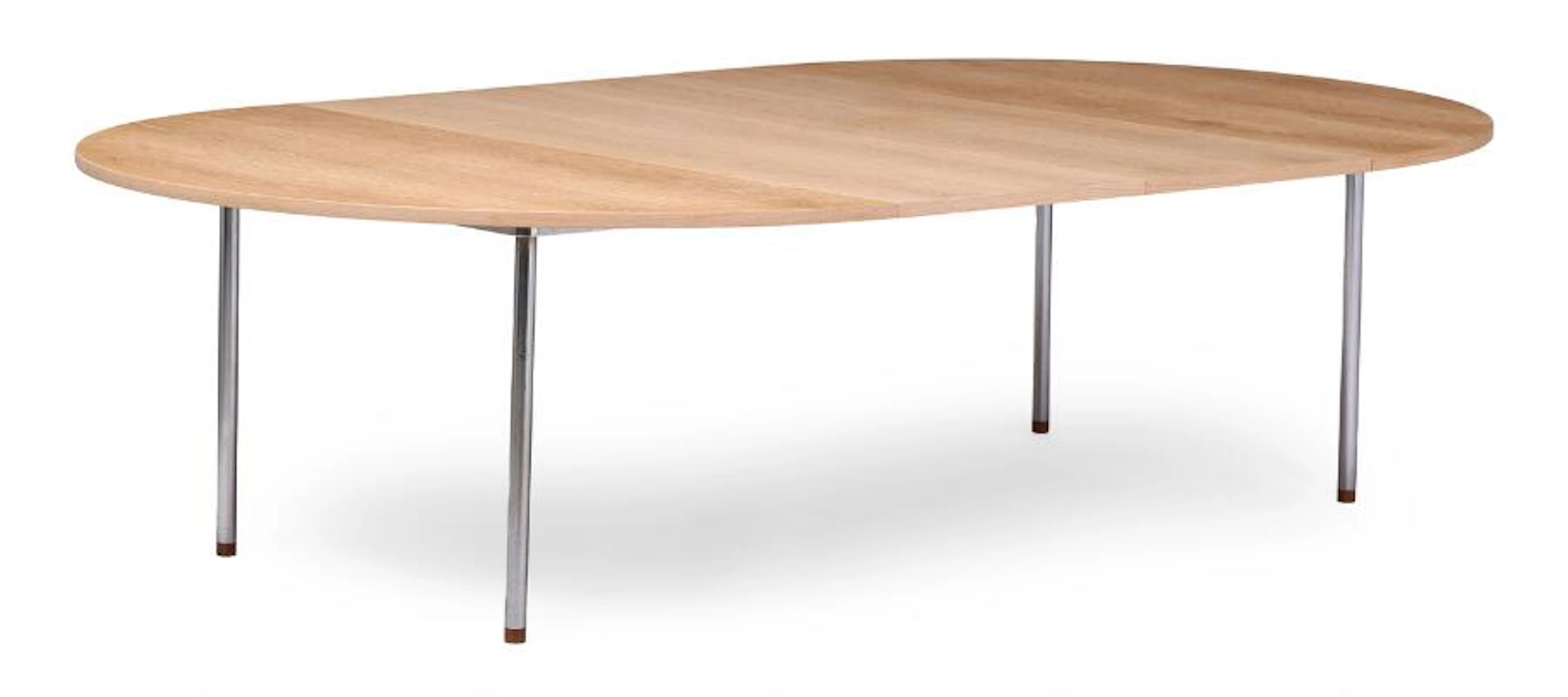 Hans J. Wegner: "JH 756". Circular dining table of oak with extension