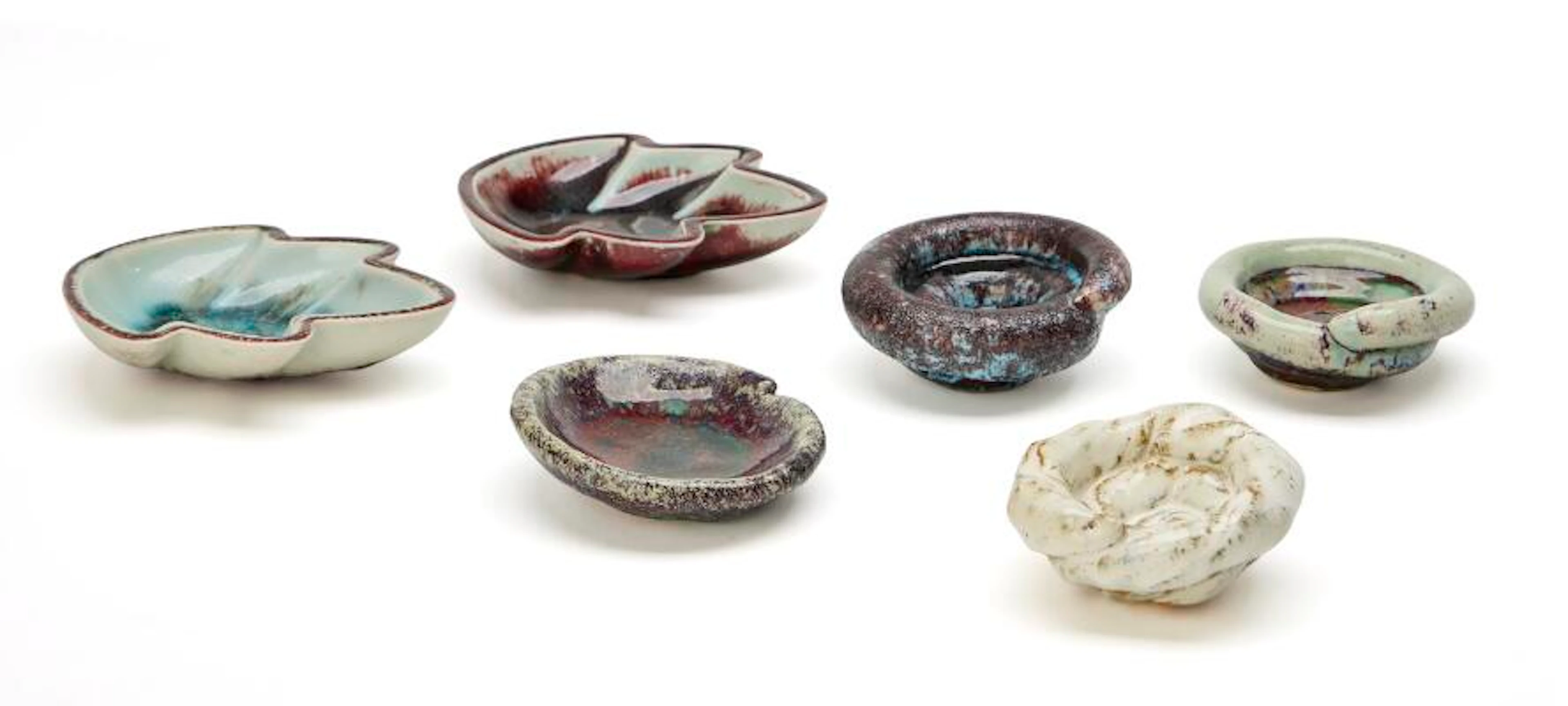 Bente Skjøttgaard: Two leaf-shaped stonware bowls and four small