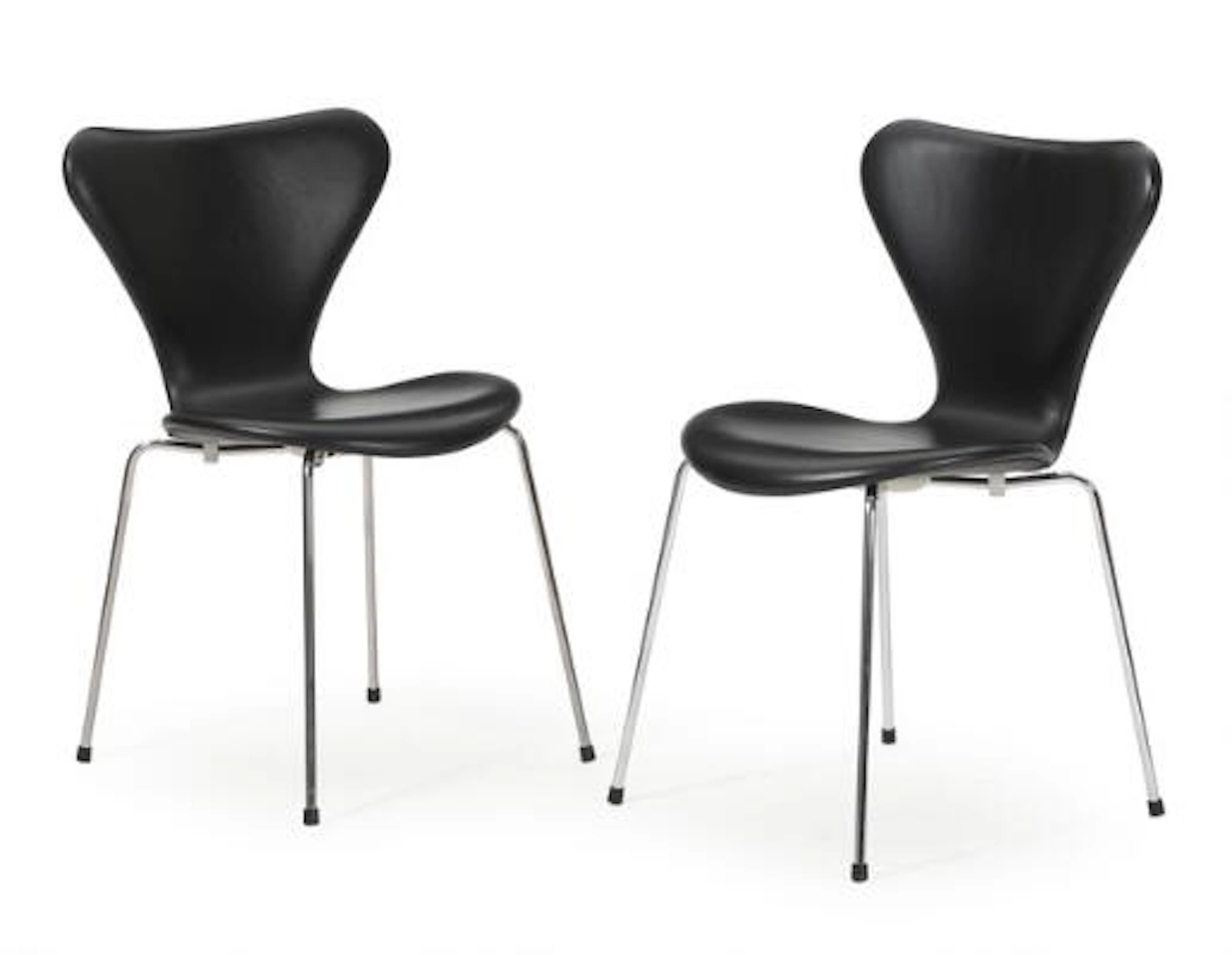 Arne Jacobsen: "Seven Chair". A pair of chairs with chromed steel