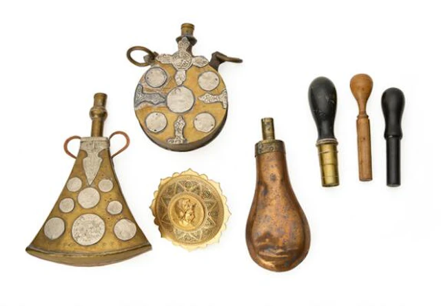 A collection of assorted powder horns and related items. – Bruun Rasmussen